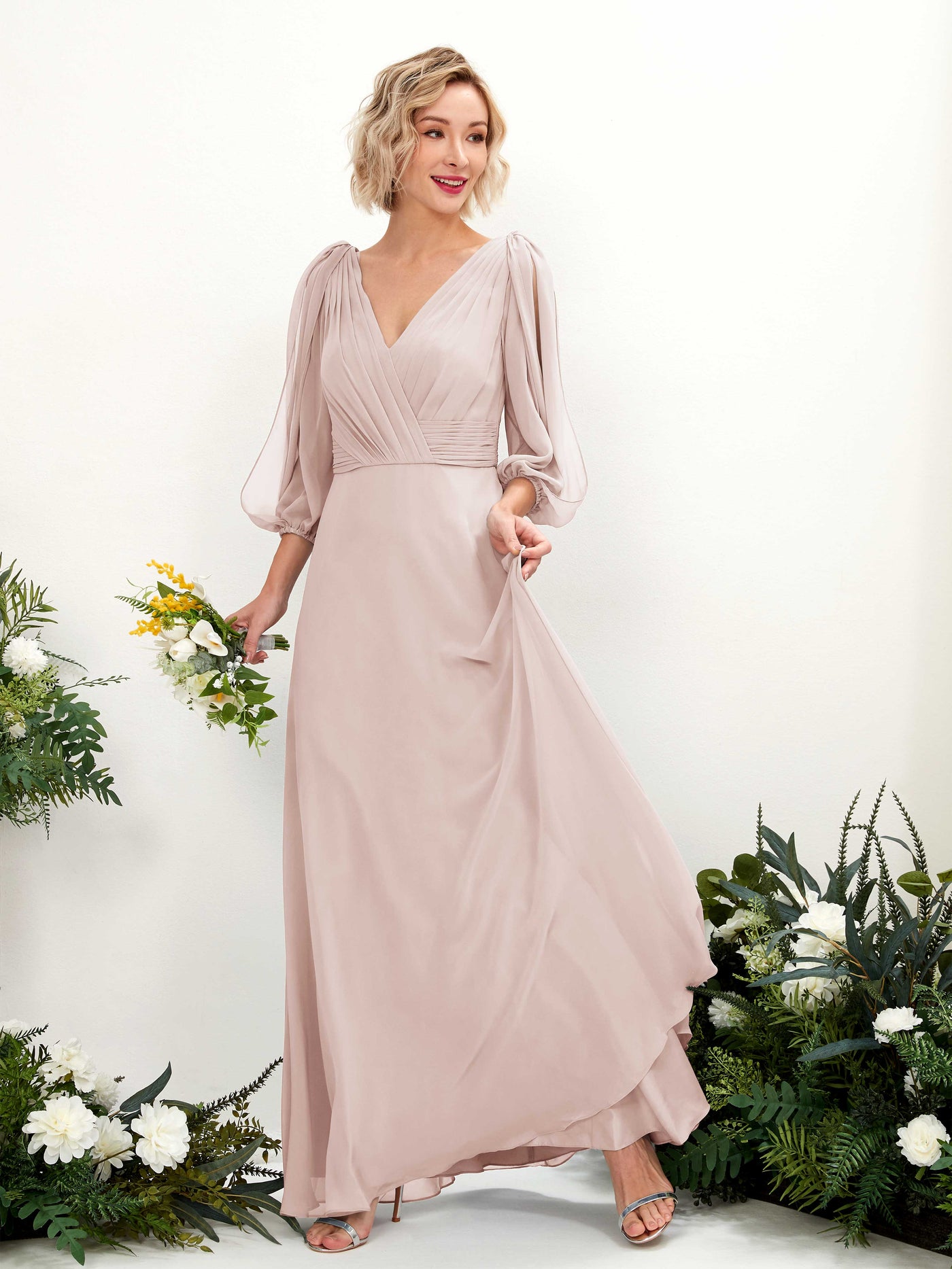 Carlyna A-Linien-Kleid V-Ausschnitt Wickelausschnitt Dreiviertelarm Bodenlang Brautjungfernkleider Biscotti #farbe_biscotti