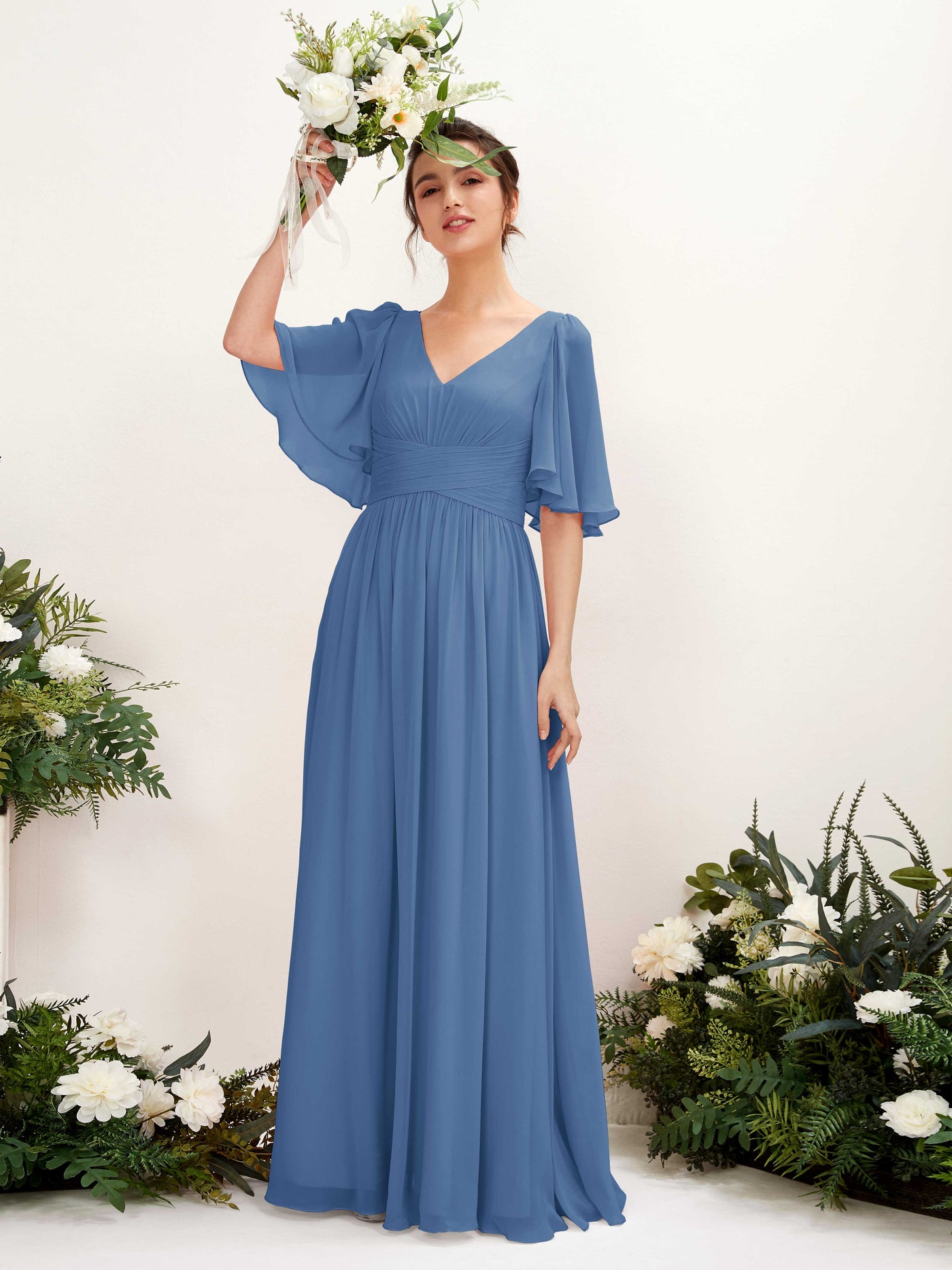 Carlyna A-Linien V-Ausschnitt Kurzarm Bodenlanges Chiffonkleid Staubiges Blau #farbe_staubiges-blau