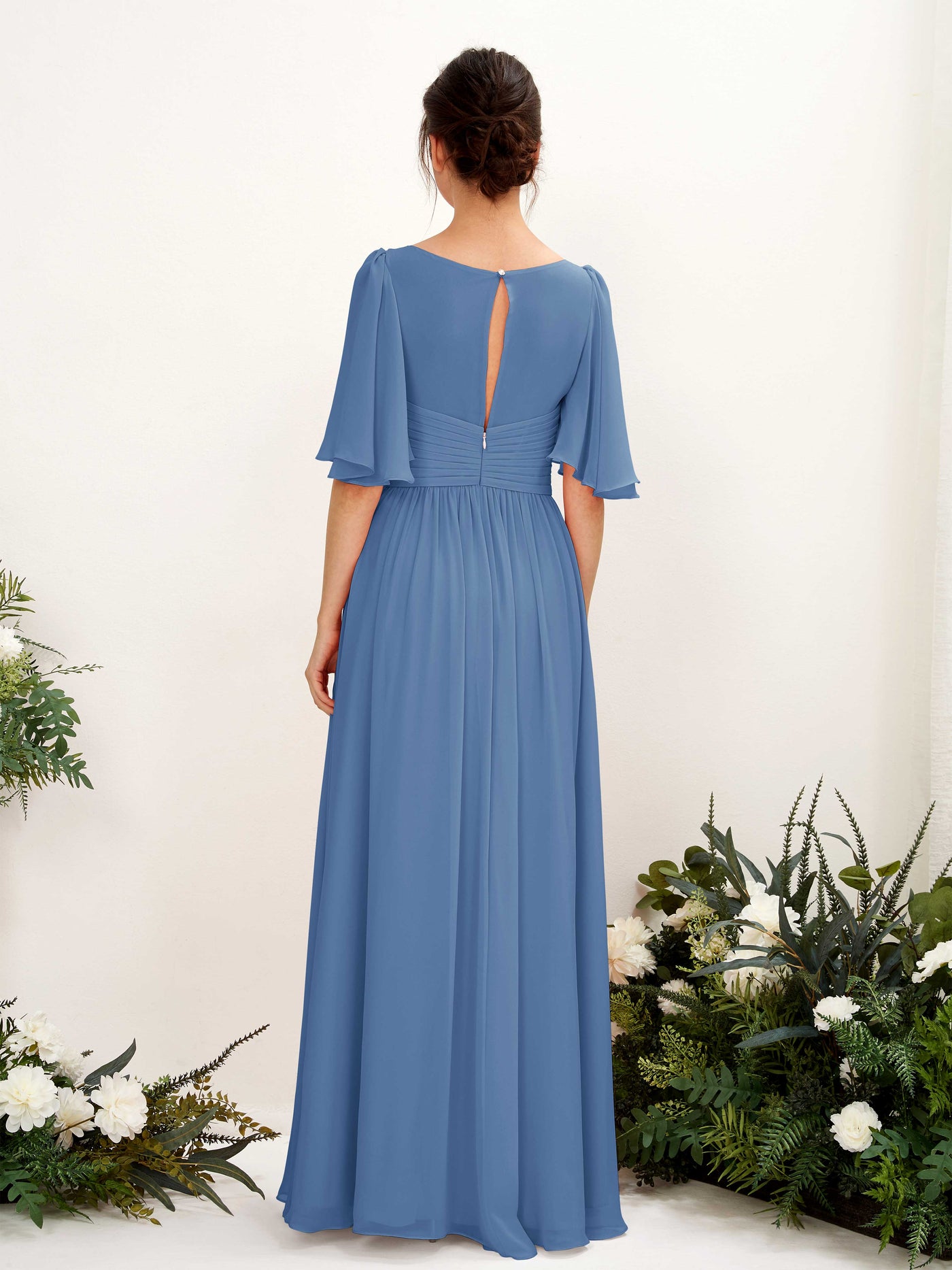 Carlyna A-Linien V-Ausschnitt Kurzarm Bodenlanges Chiffonkleid Staubiges Blau #farbe_staubiges-blau
