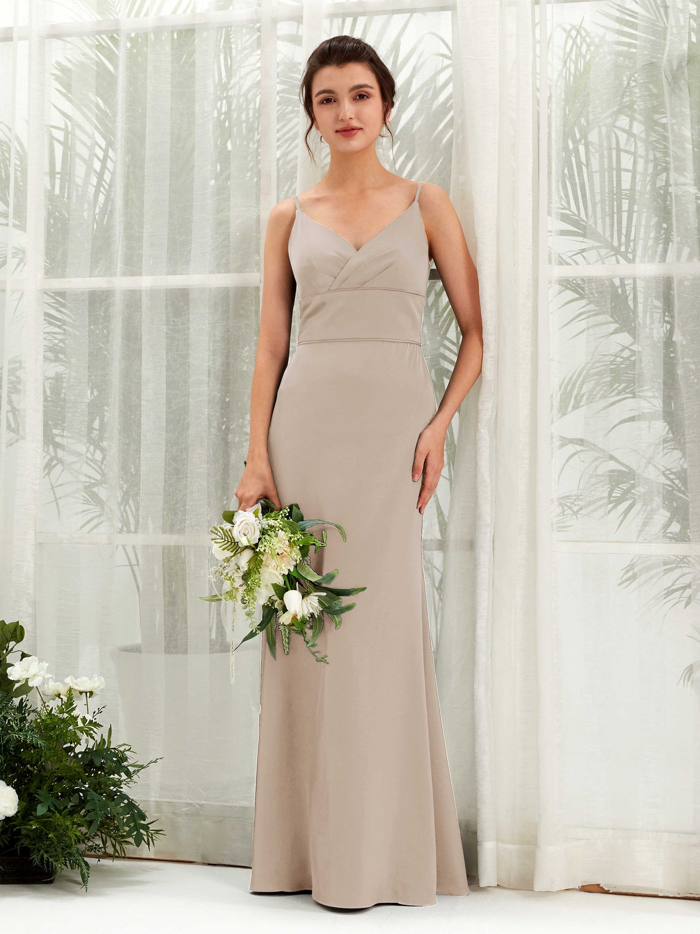 Carlyna Empire-Linie V-Ausschnitt Bodenlang Satin Brautjungfernkleid Taupe #farbe_taupe