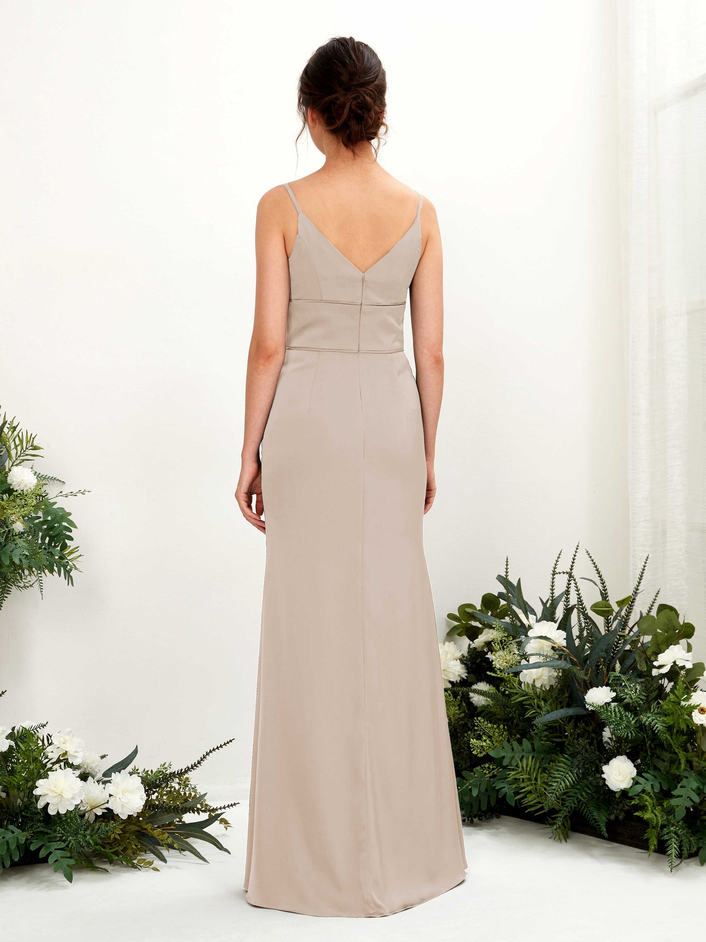 Carlyna Empire-Linie V-Ausschnitt Bodenlang Satin Brautjungfernkleid Taupe #farbe_taupe