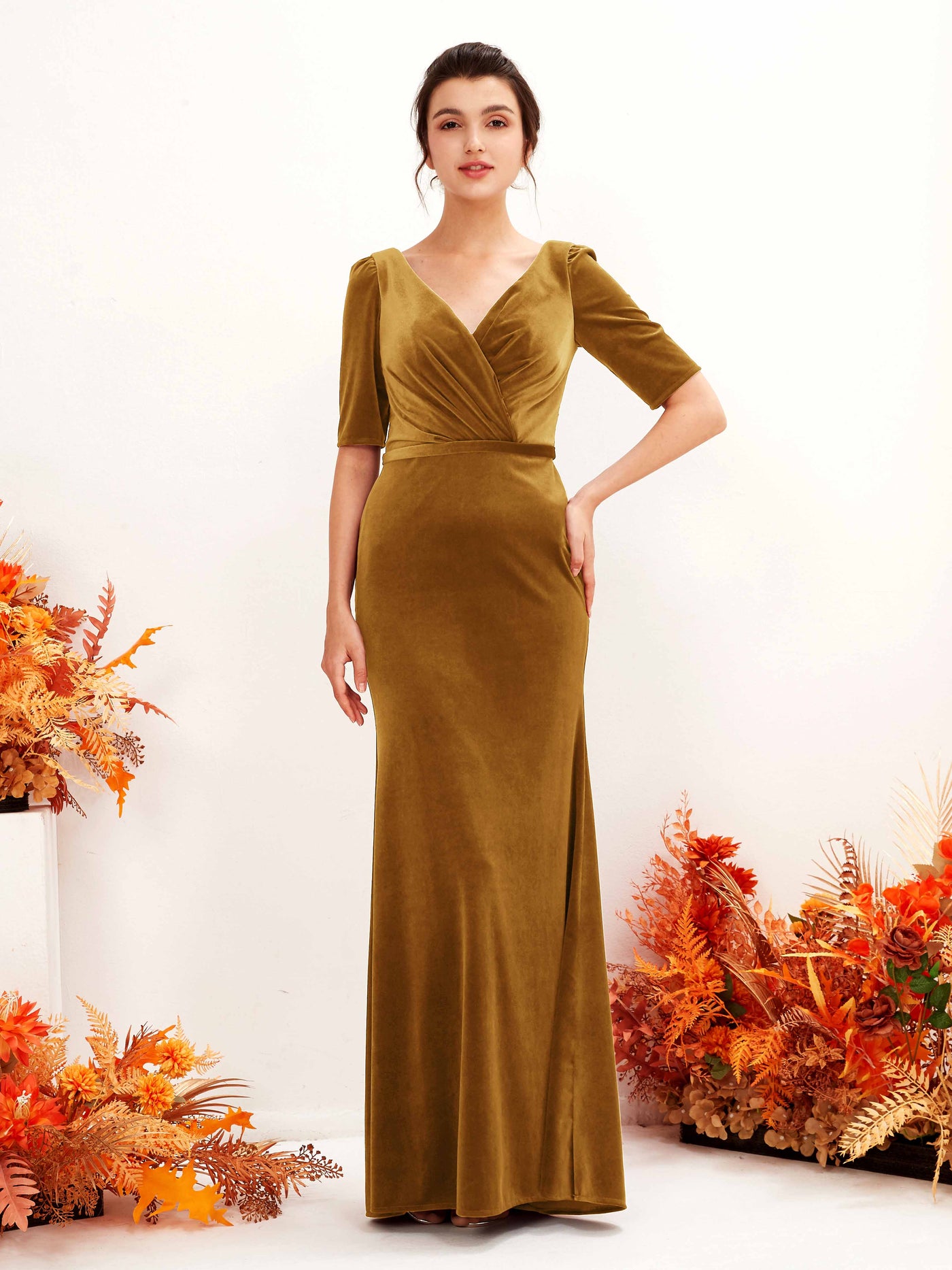 Carlyna Etui Bodenlang V-Ausschnitt Halblang Samt Brautjungfernkleid Poliertes Gold #farbe_poliertes-gold
