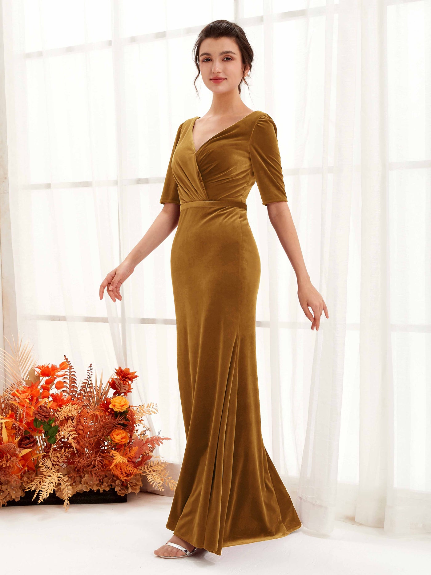 Carlyna Etui Bodenlang V-Ausschnitt Halblang Samt Brautjungfernkleid Poliertes Gold #farbe_poliertes-gold