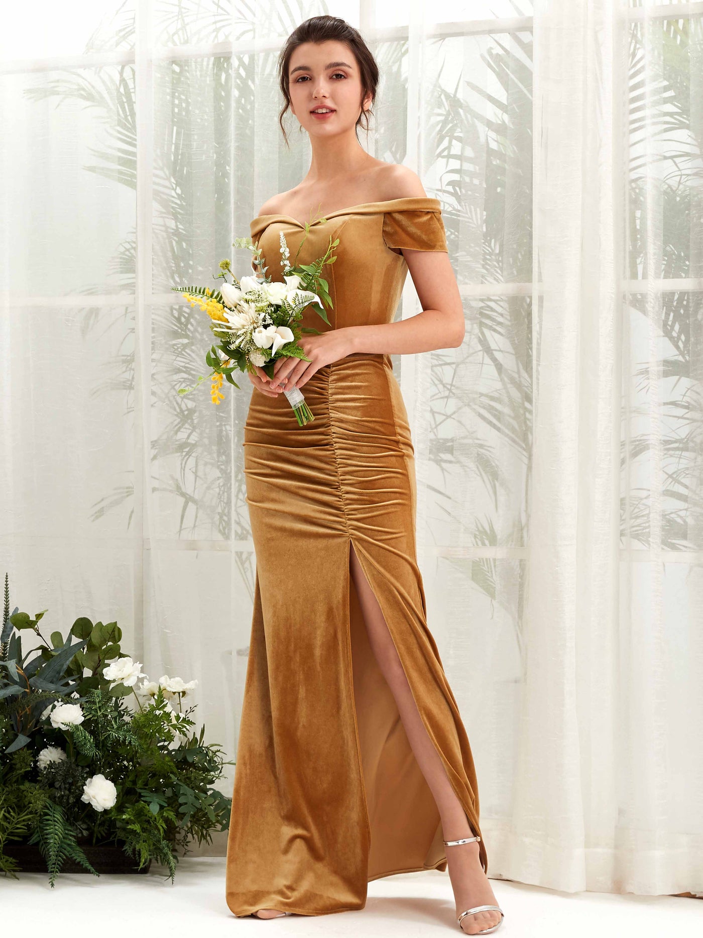 Carlyna Etui Carmen Ausschnitt Bodenlang Brautjungfernkleid Poliertes Gold #farbe_poliertes-gold