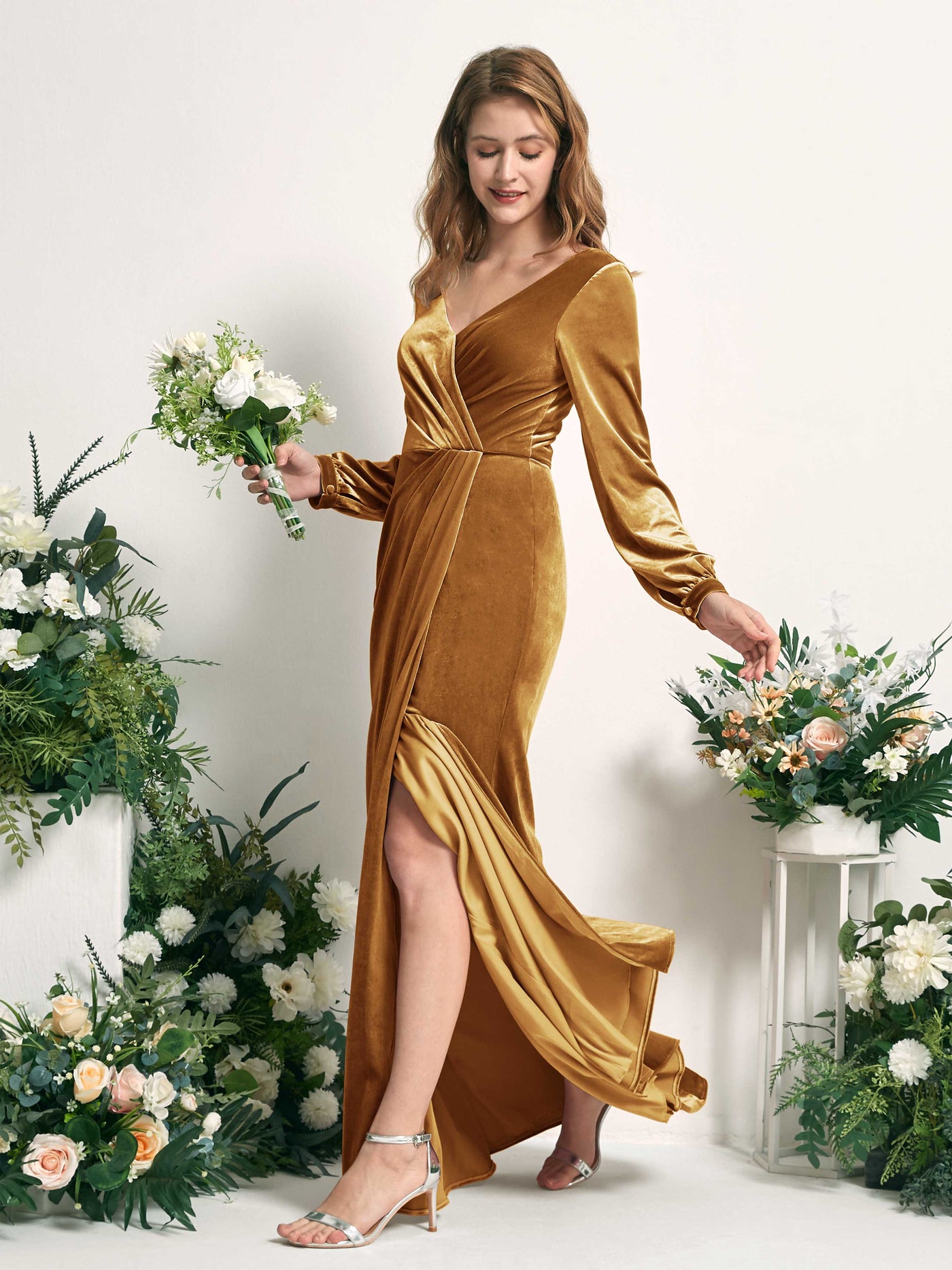 Carlyna Etui Silhouette Langarm V-Ausschnitt bodenlang Brautjungfernkleid Poliertes Gold #farbe_poliertes-gold