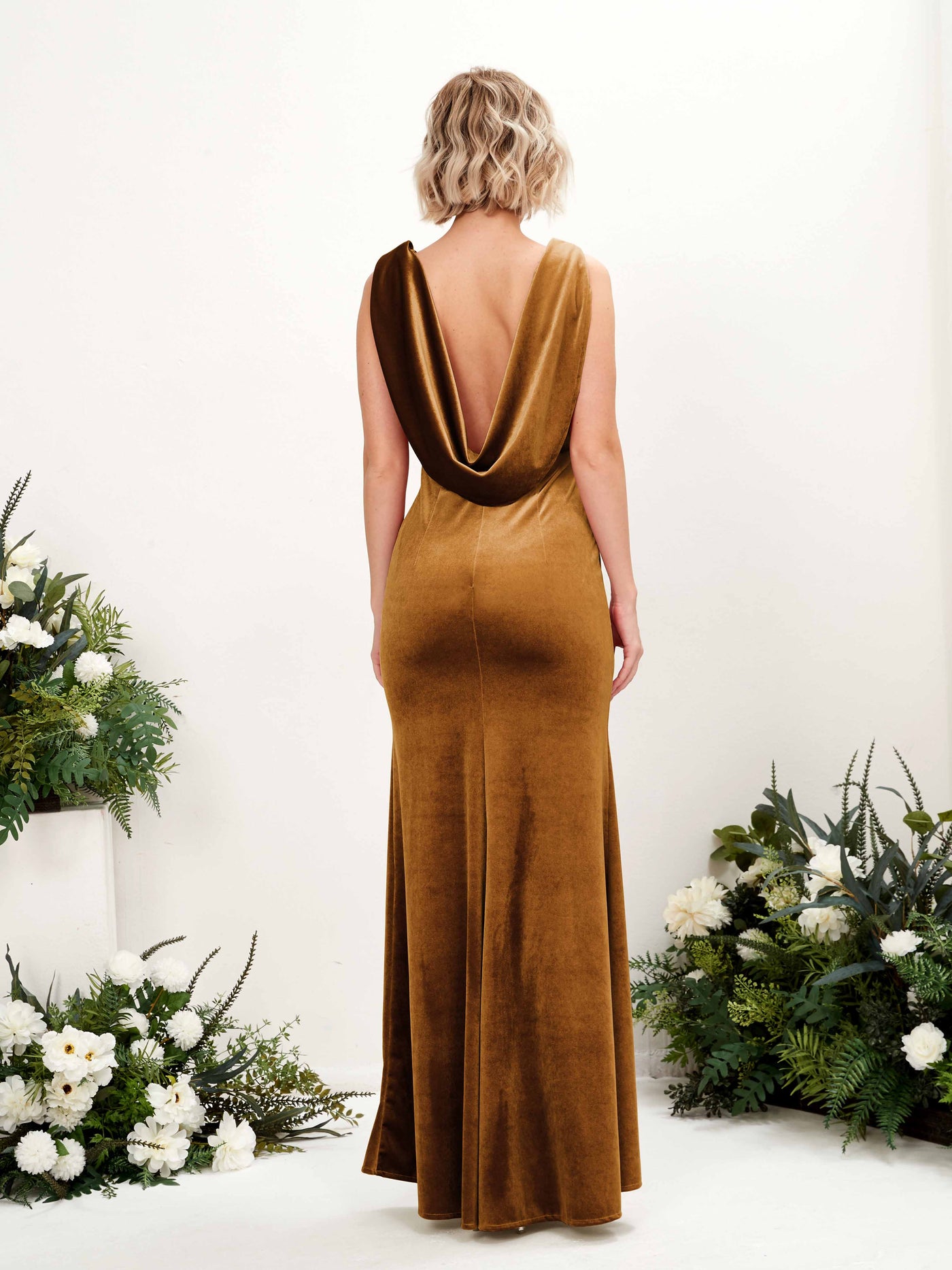 Carlyna Etui Silhouette V-Ausschnitt Rückenfrei Samt Brautjungfernkleid Poliertes Gold #farbe_poliertes-gold