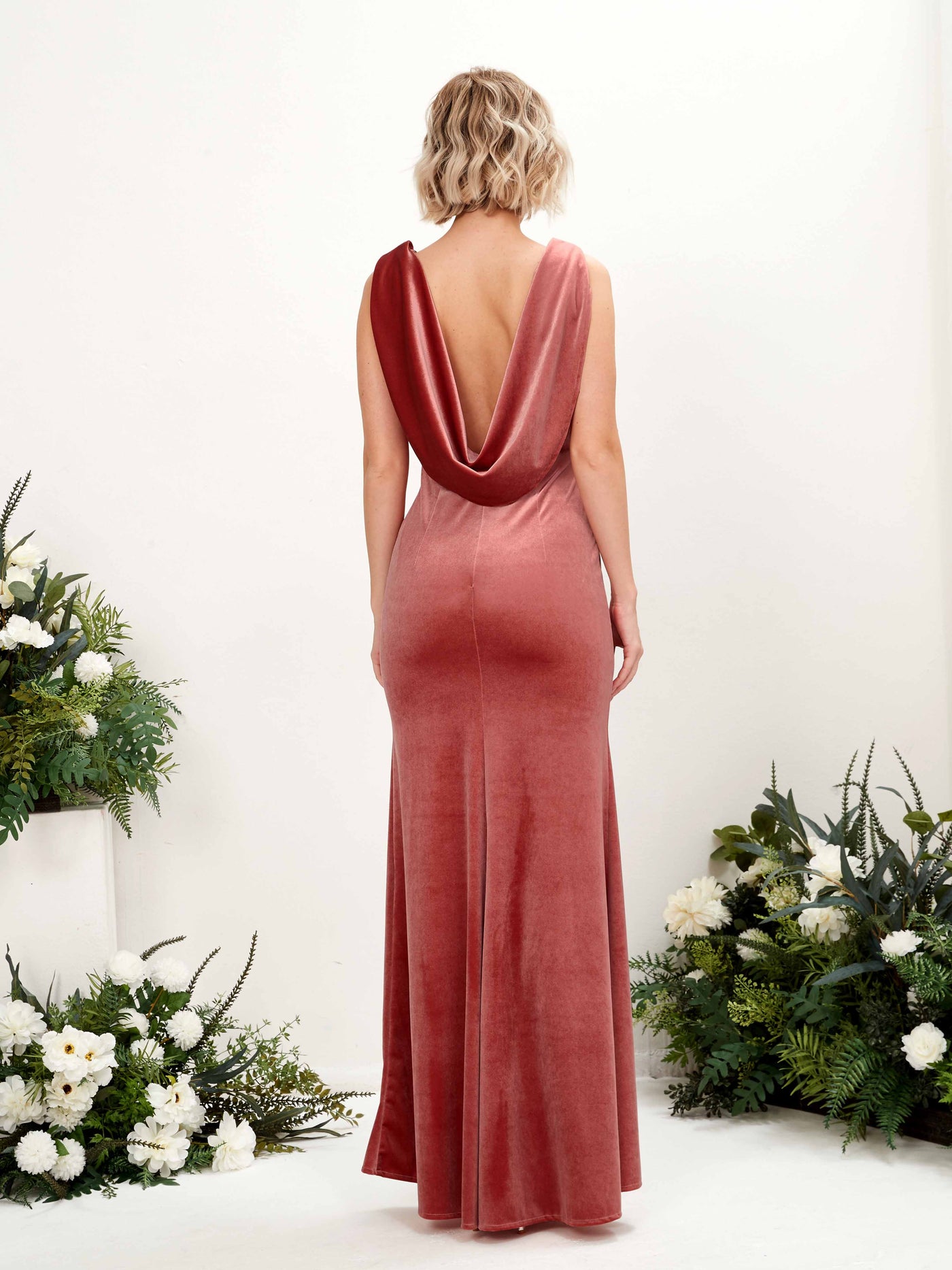 Carlyna Etui Silhouette V-Ausschnitt Rückenfrei Samt Brautjungfernkleid Staubige Rose #farbe_staubige-rose
