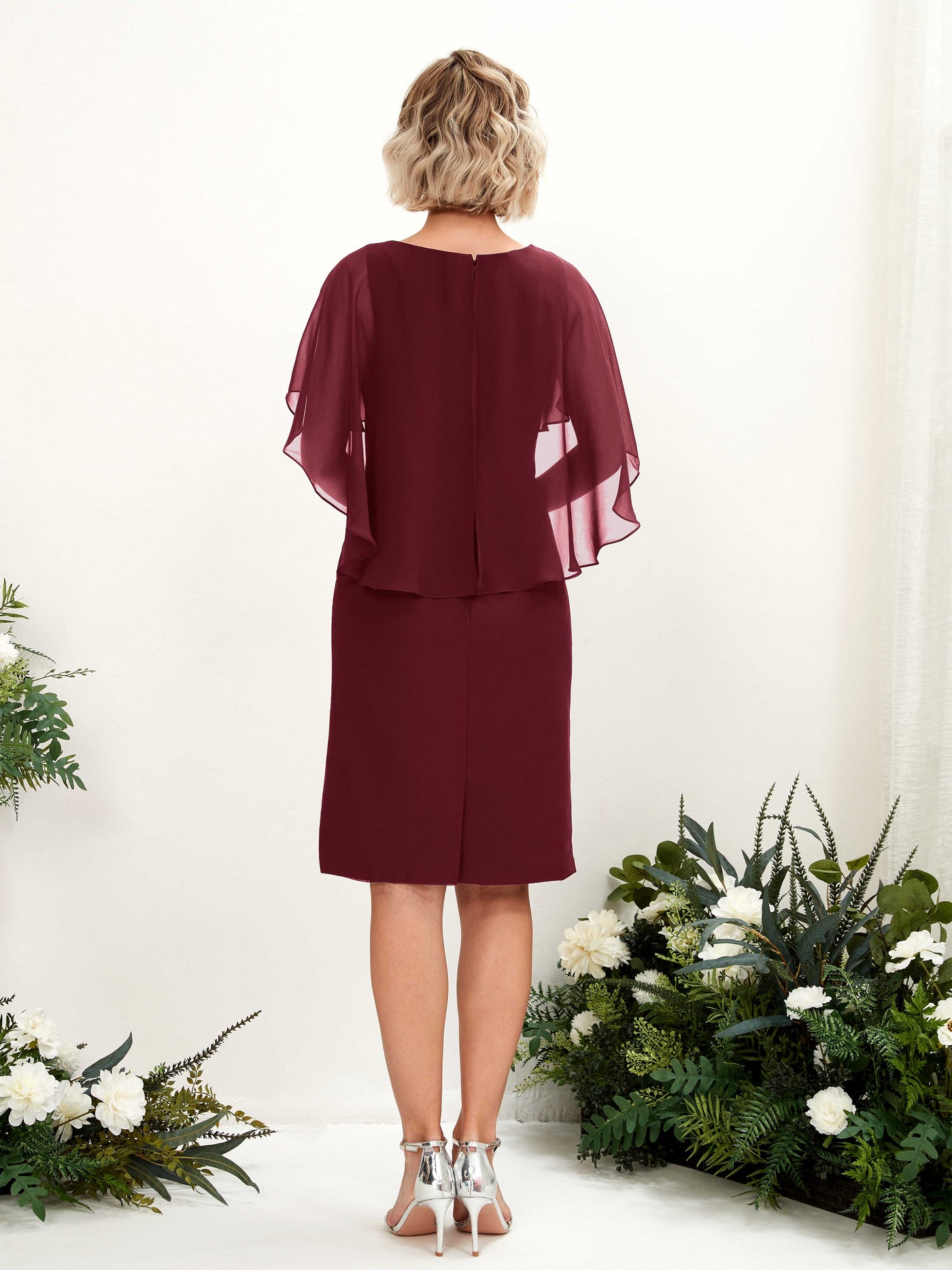 Carlyna Etui Silhouette V-Ausschnitt Umhang-Ärmel Knielanges Chiffonkleid Burgunderrot #farbe_burgunderrot