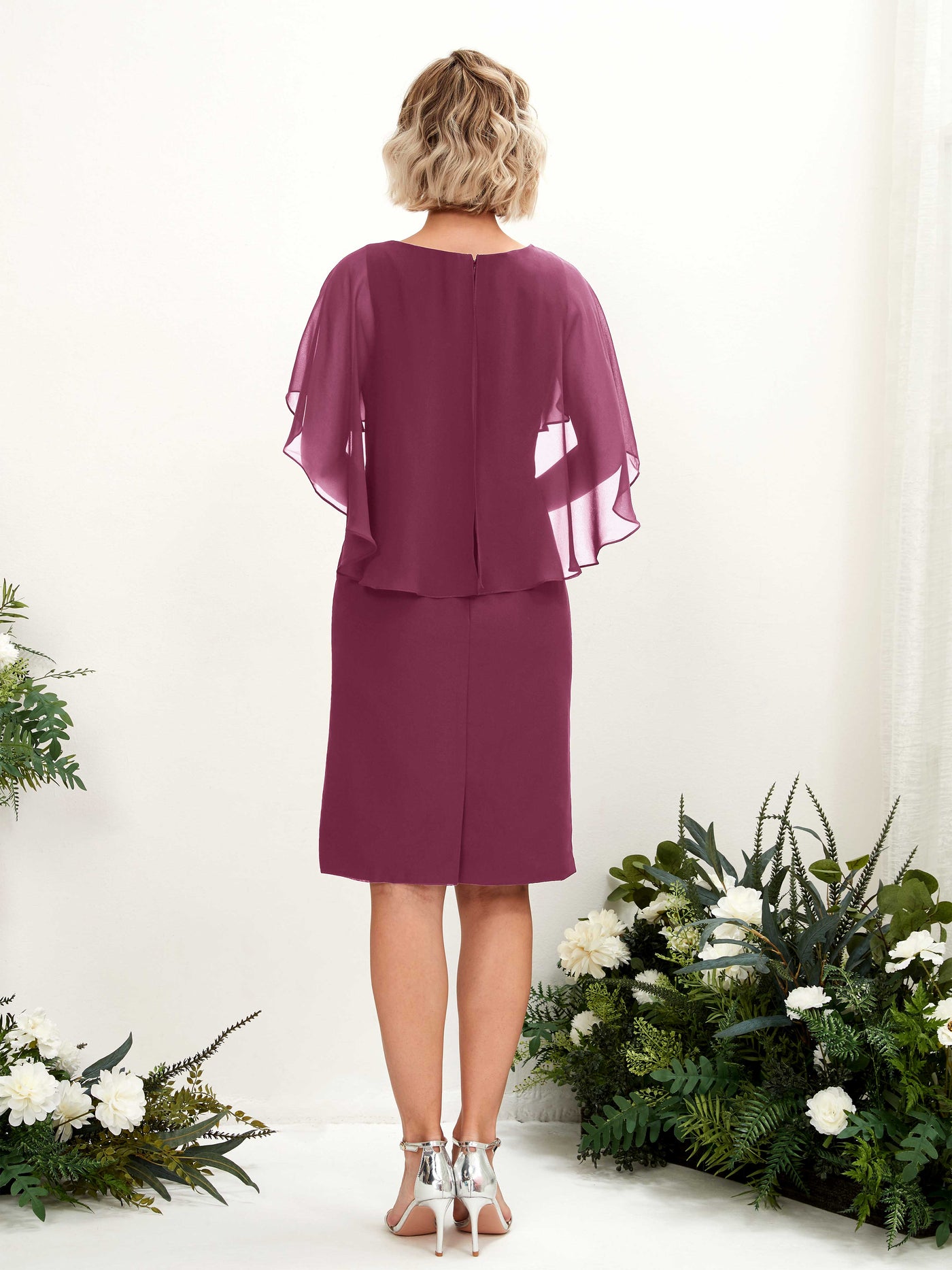 Carlyna Etui Silhouette V-Ausschnitt Umhang-Ärmel Knielanges Chiffonkleid Chianti #farbe_chianti