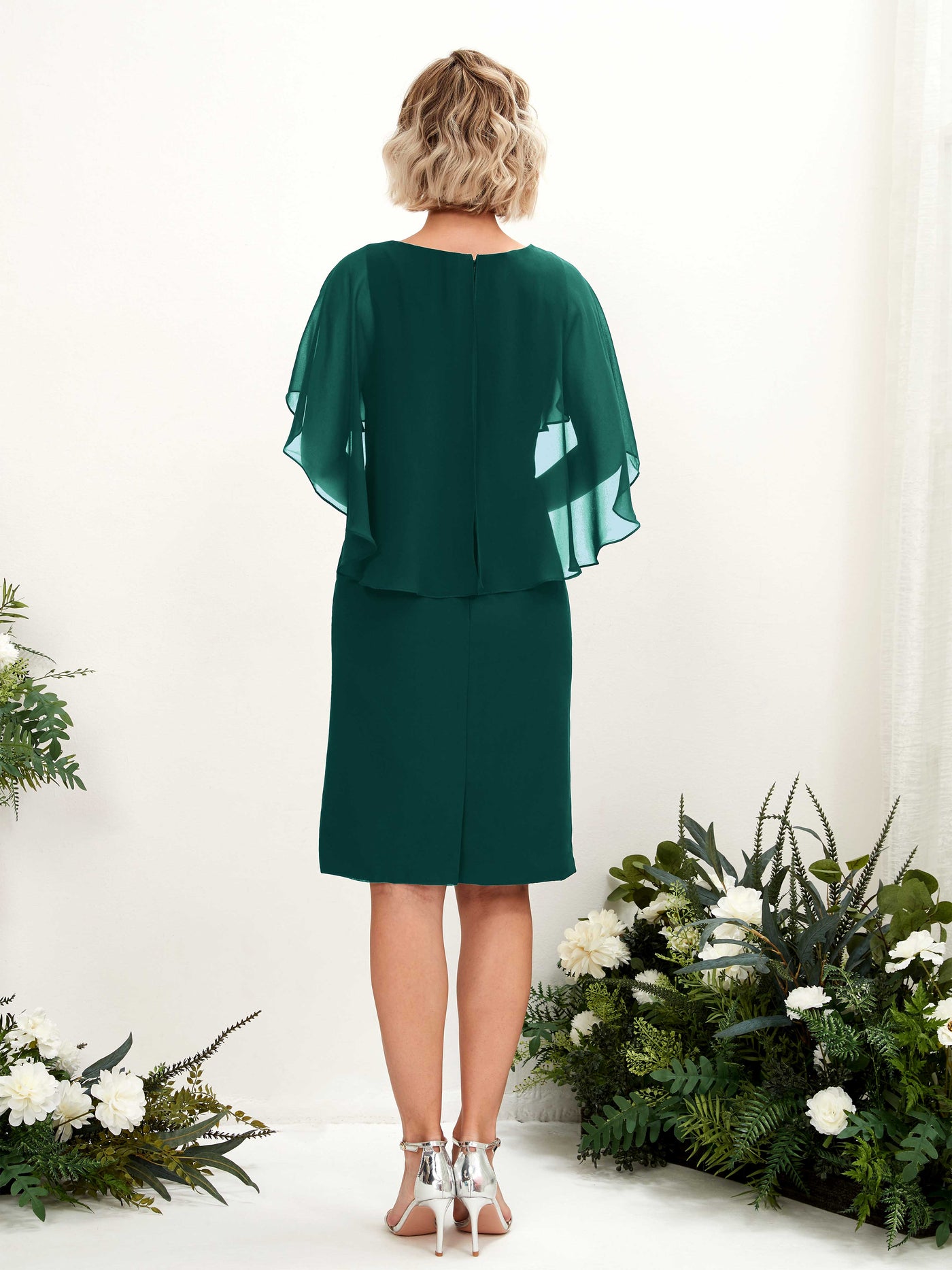 Carlyna Etui Silhouette V-Ausschnitt Umhang-Ärmel Knielanges Chiffonkleid Dunkelsmaragd #farbe_dunkelsmaragd