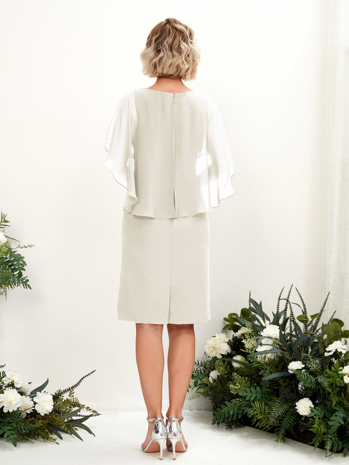 Carlyna Etui Silhouette V-Ausschnitt Umhang-Ärmel Knielanges Chiffonkleid Elfenbein #farbe_elfenbein