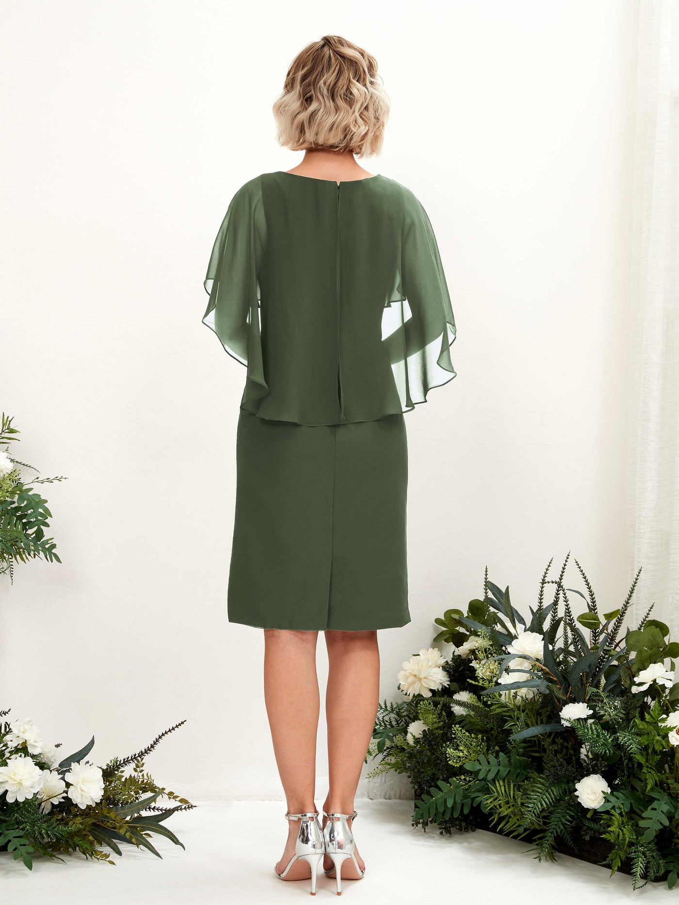 Carlyna Etui Silhouette V-Ausschnitt Umhang-Ärmel Knielanges Chiffonkleid Martini-Olive #farbe_martini-olive