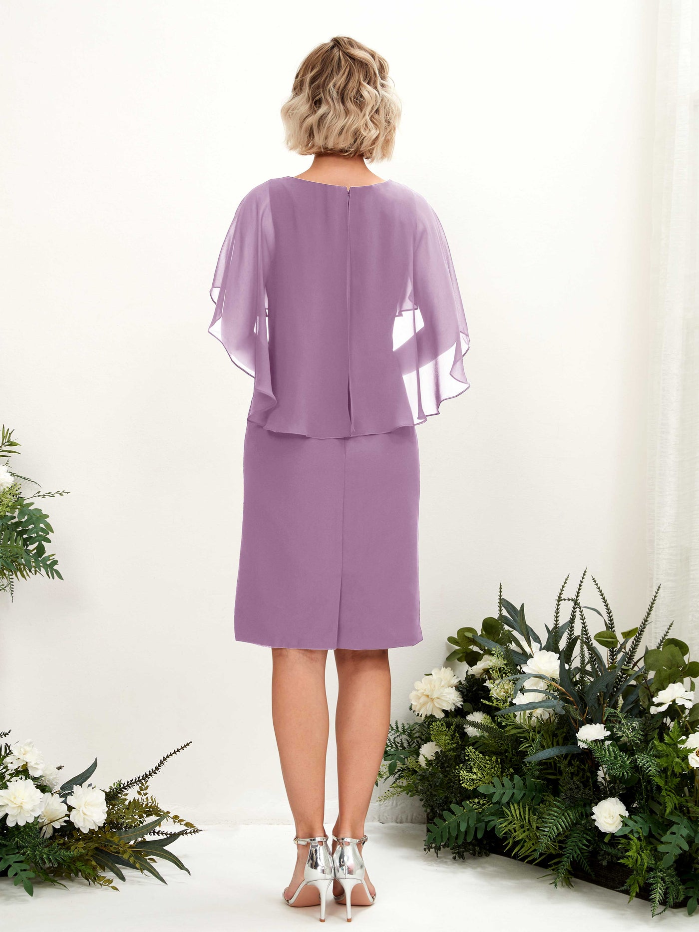 Carlyna Etui Silhouette V-Ausschnitt Umhang-Ärmel Knielanges Chiffonkleid Orchideen-Nebel #farbe_orchideen-nebel