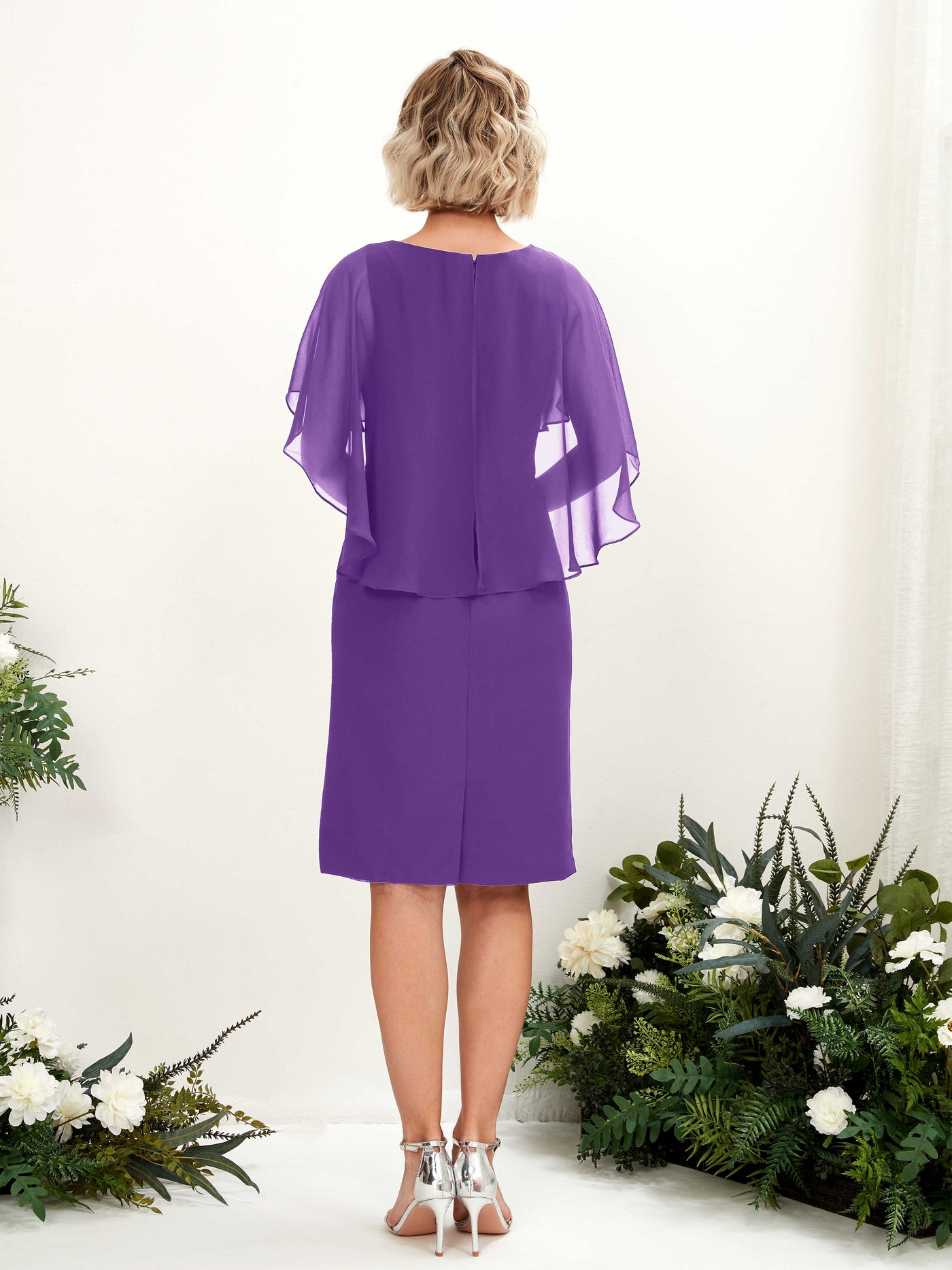 Carlyna Etui Silhouette V-Ausschnitt Umhang-Ärmel Knielanges Chiffonkleid Regency #farbe_regency