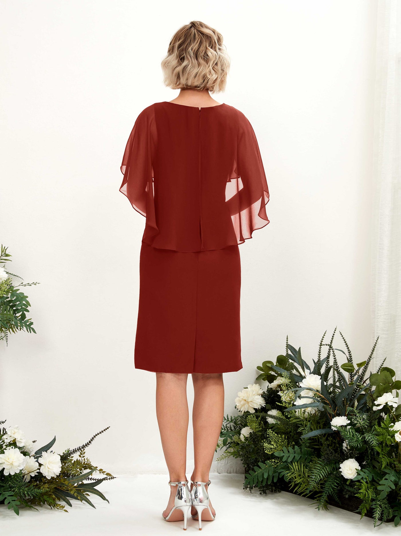 Carlyna Etui Silhouette V-Ausschnitt Umhang-Ärmel Knielanges Chiffonkleid Rostrot #farbe_rostrot