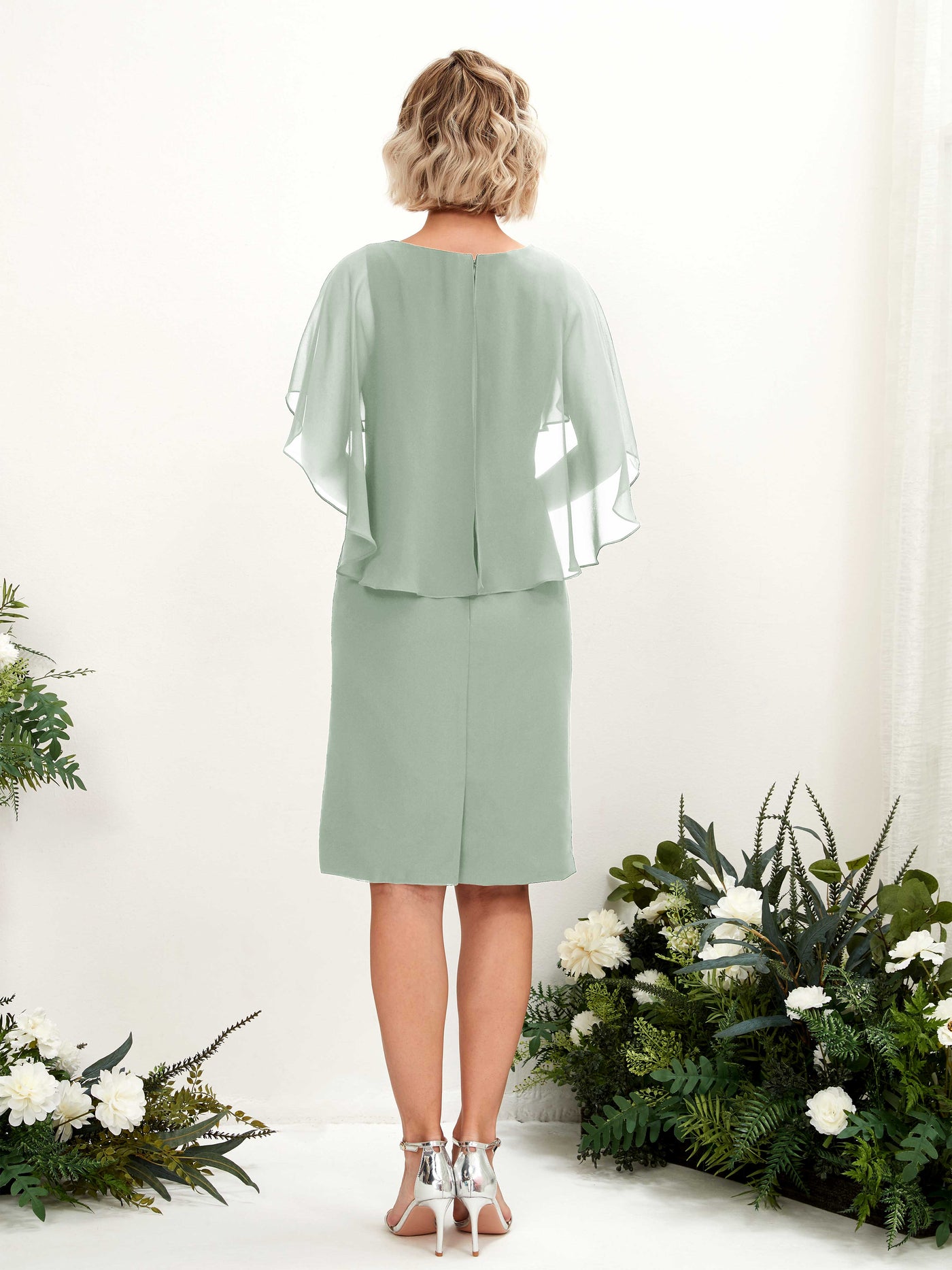 Carlyna Etui Silhouette V-Ausschnitt Umhang-Ärmel Knielanges Chiffonkleid Salbeigrün #farbe_salbeigr-n