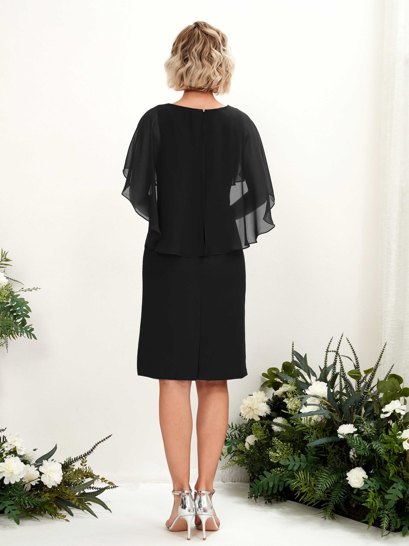 Carlyna Etui Silhouette V-Ausschnitt Umhang-Ärmel Knielanges Chiffonkleid Schwarz #farbe_schwarz