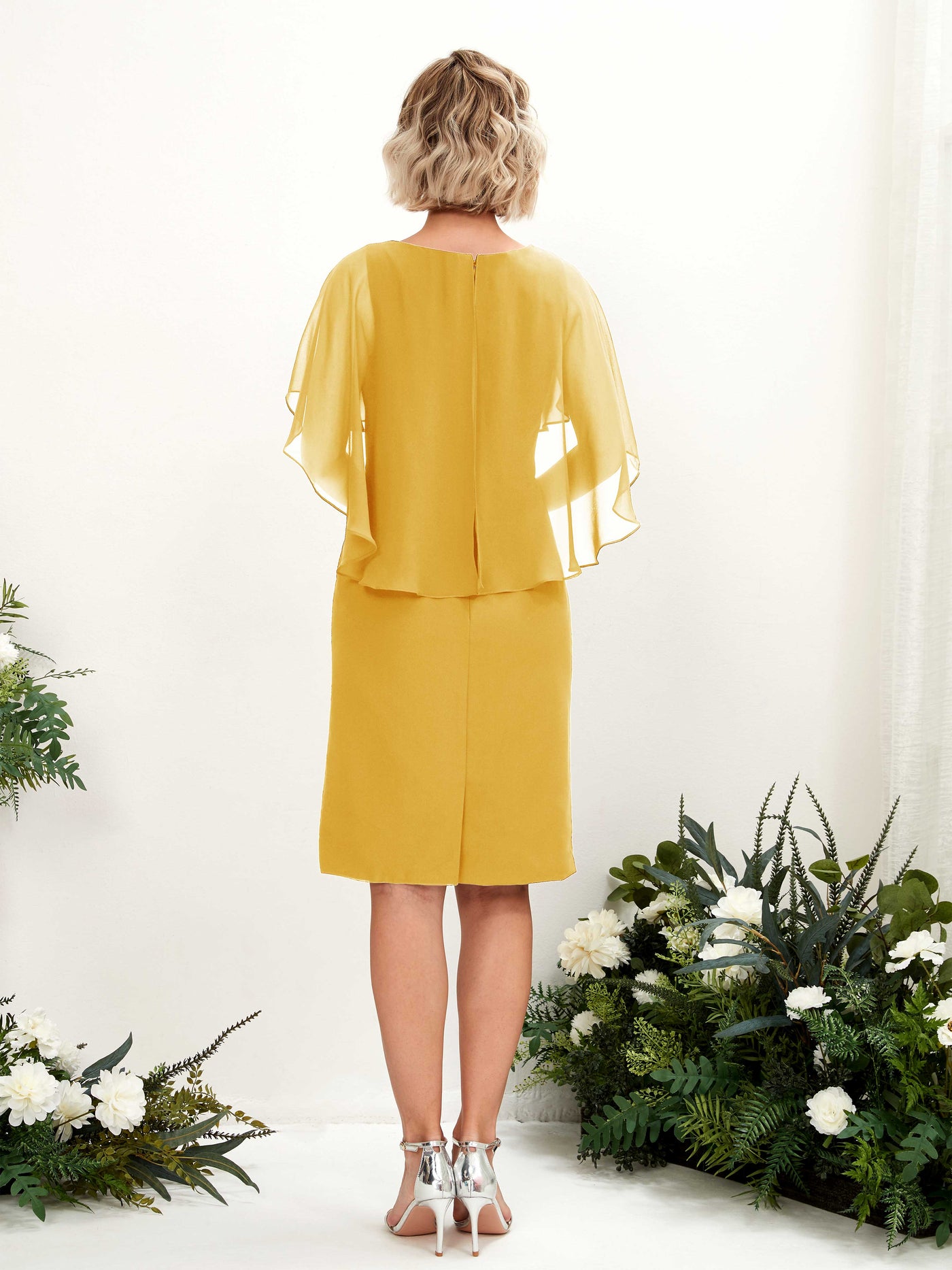 Carlyna Etui Silhouette V-Ausschnitt Umhang-Ärmel Knielanges Chiffonkleid Senfgelb #farbe_senfgelb
