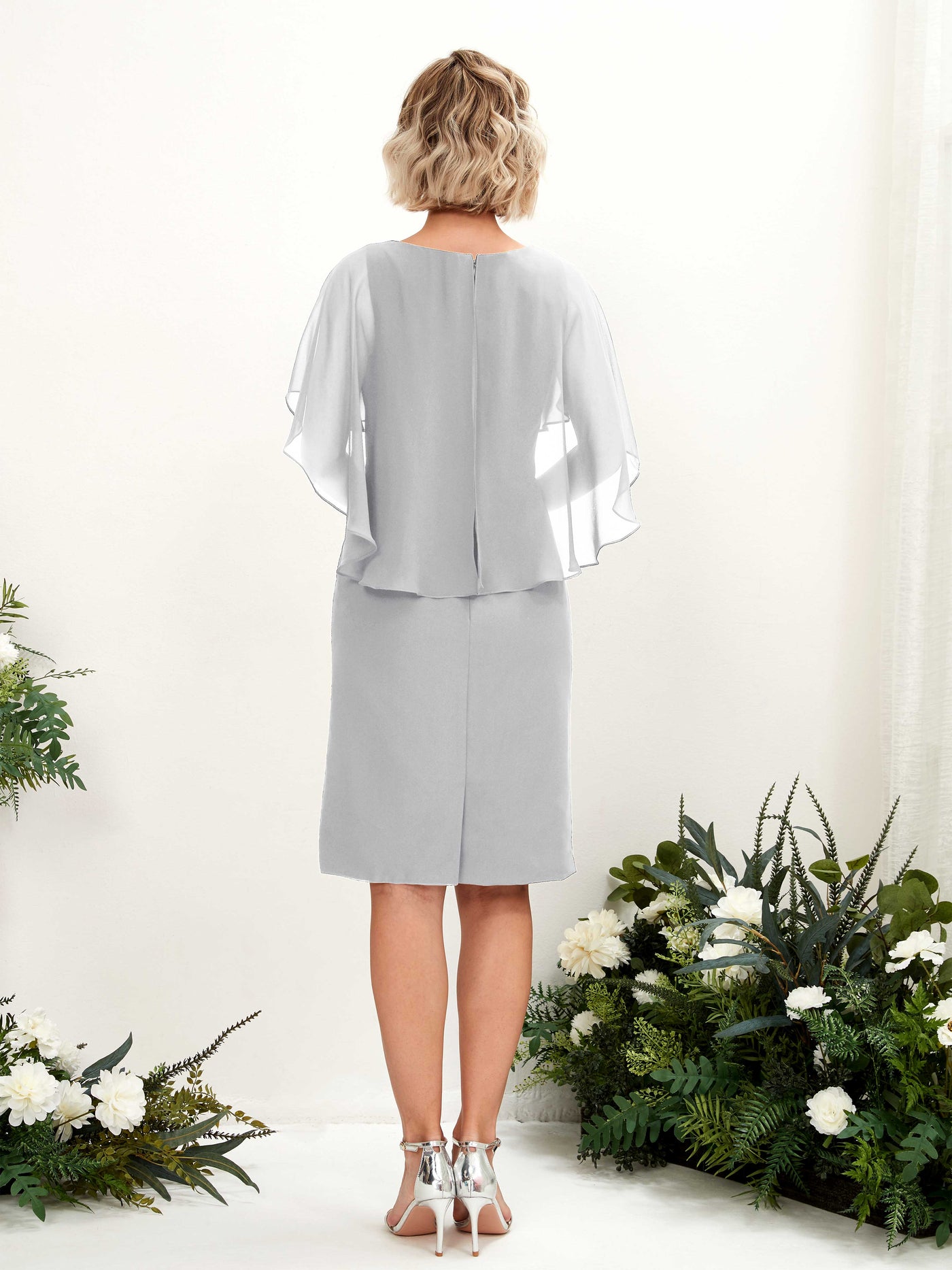 Carlyna Etui Silhouette V-Ausschnitt Umhang-Ärmel Knielanges Chiffonkleid Silber #farbe_silber