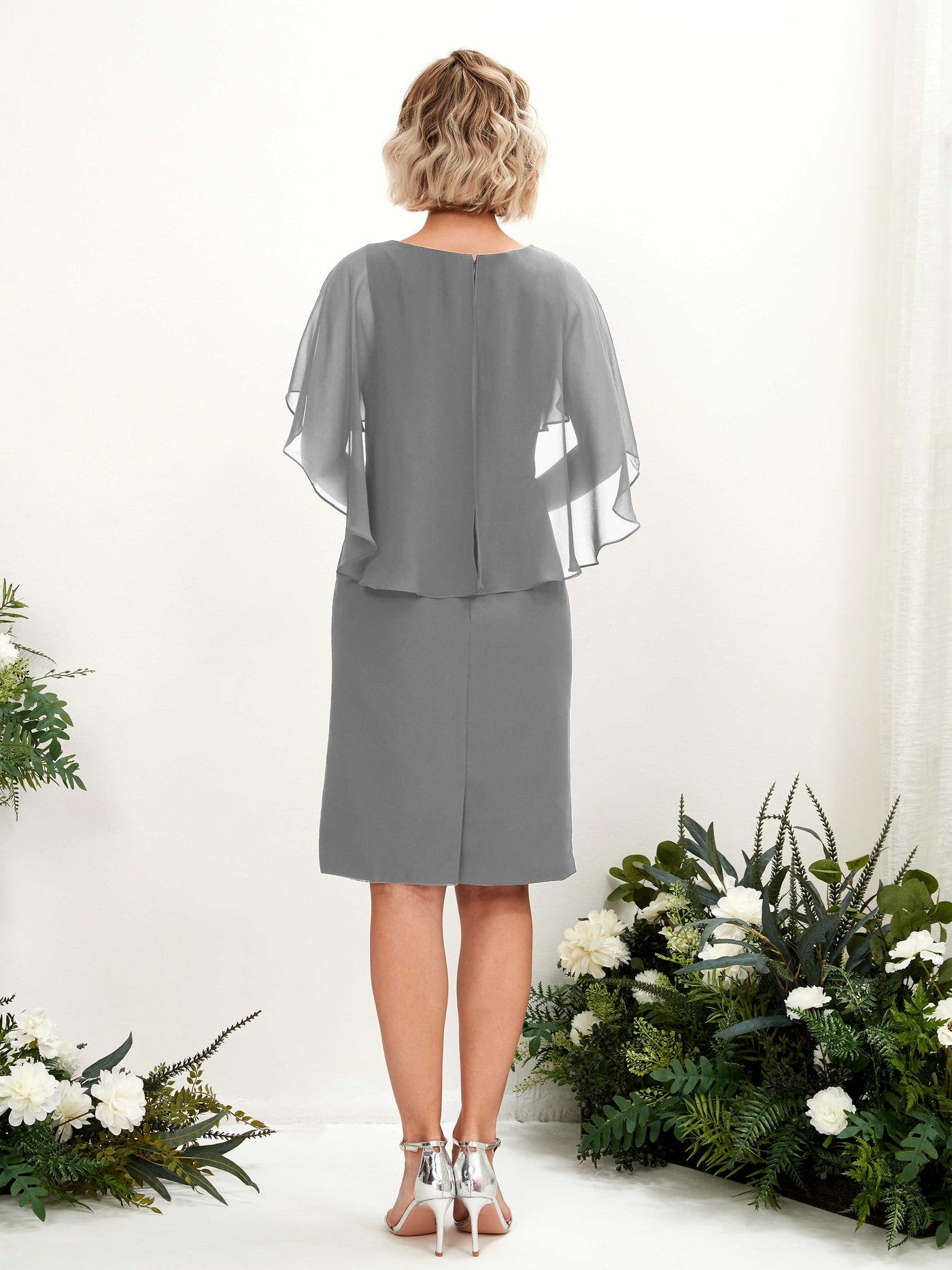 Carlyna Etui Silhouette V-Ausschnitt Umhang-Ärmel Knielanges Chiffonkleid Stahlgrau #farbe_stahlgrau