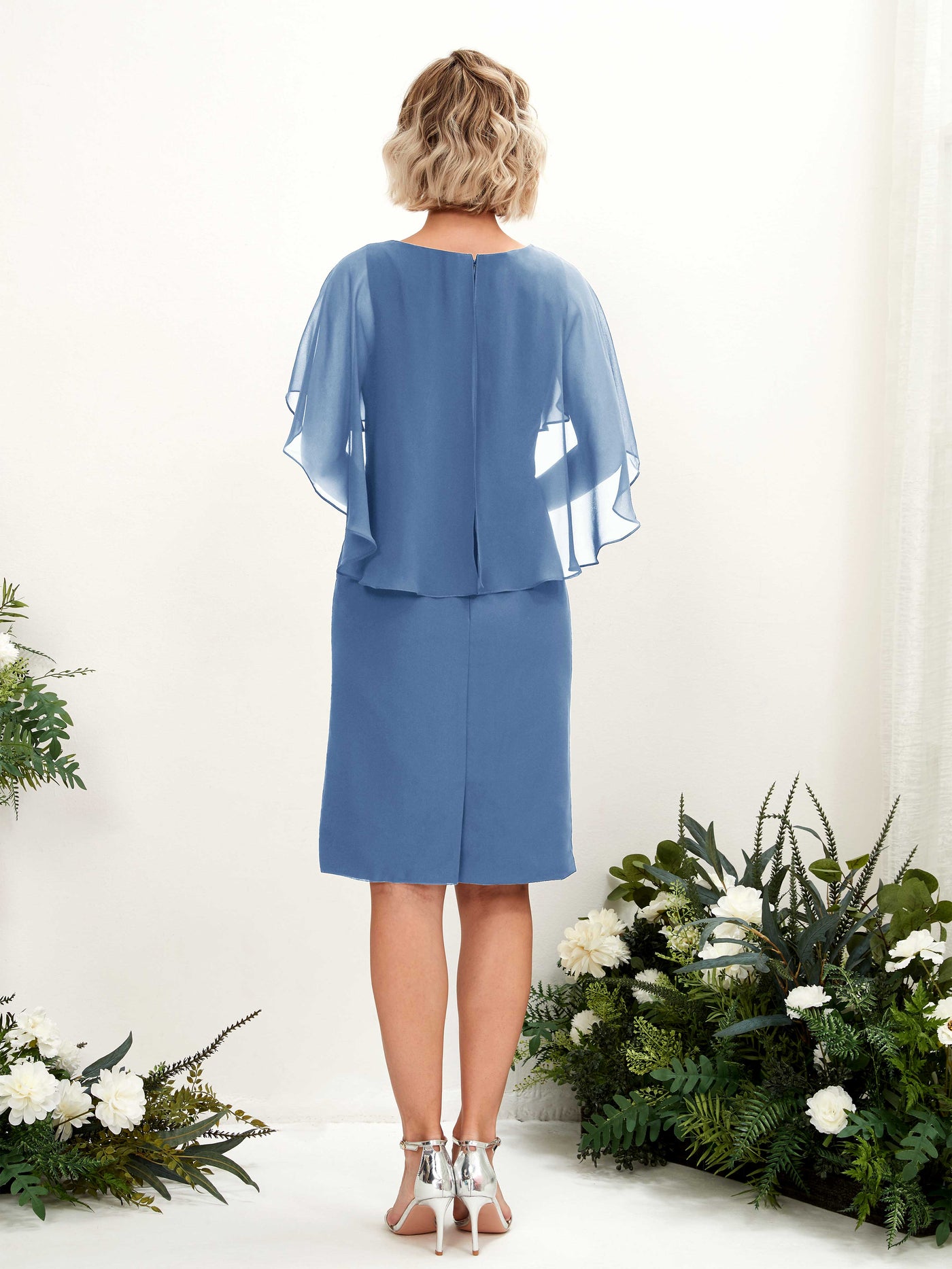 Carlyna Etui Silhouette V-Ausschnitt Umhang-Ärmel Knielanges Chiffonkleid Staubiges Blau #farbe_staubiges-blau