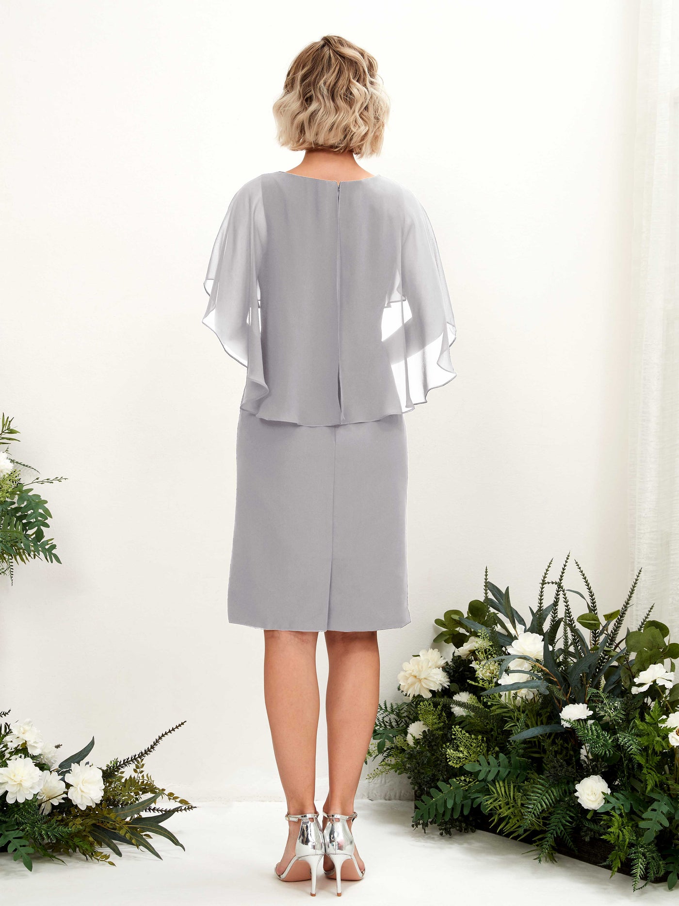 Carlyna Etui Silhouette V-Ausschnitt Umhang-Ärmel Knielanges Chiffonkleid Taube #farbe_taube