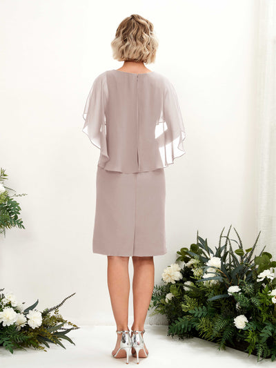 Carlyna Etui Silhouette V-Ausschnitt Umhang-Ärmel Knielanges Chiffonkleid Taupe #farbe_taupe