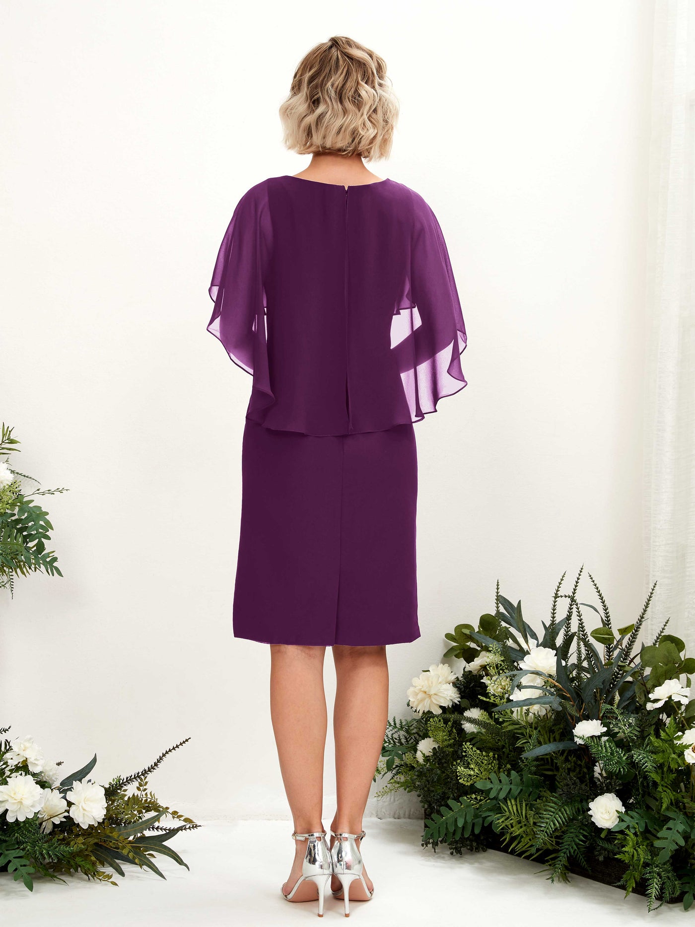 Carlyna Etui Silhouette V-Ausschnitt Umhang-Ärmel Knielanges Chiffonkleid Traube #farbe_traube
