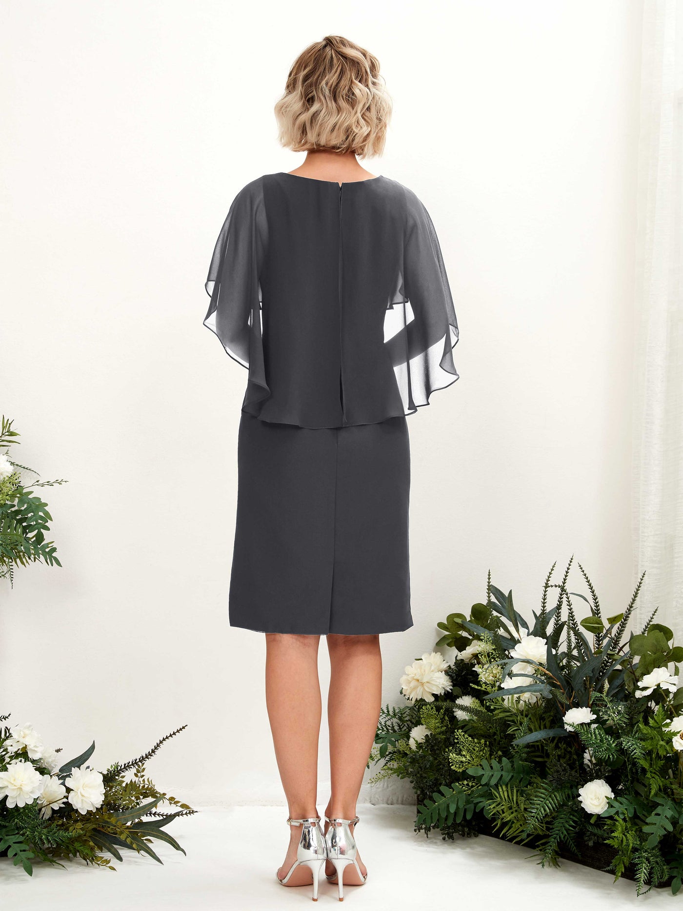 Carlyna Etui Silhouette V-Ausschnitt Umhang-Ärmel Knielanges Chiffonkleid Zinnfarben #farbe_zinnfarben