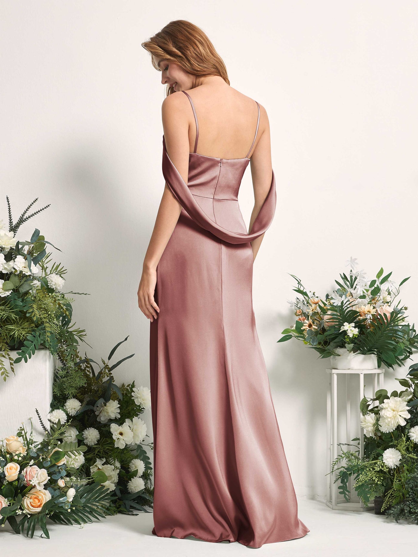 Carlyna Etui V-Ausschnitt Bodenlang Brautjungfernkleider Wüstenrose #farbe_w-stenrose