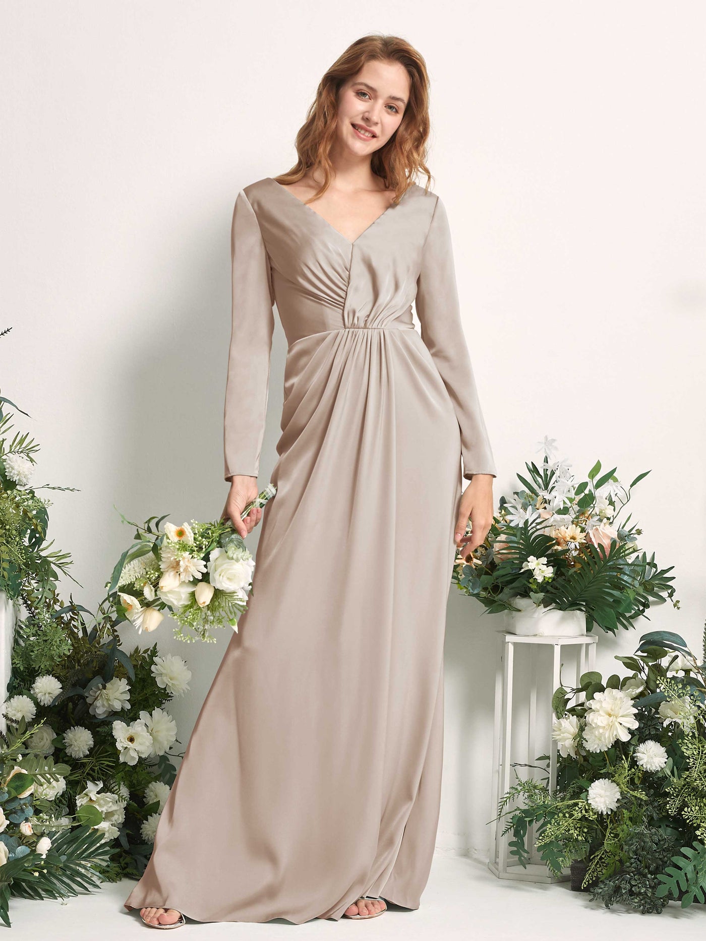 Carlyna Etui V-Ausschnitt Langarm Gerafft Brautjungfernkleider Taupe #farbe_taupe