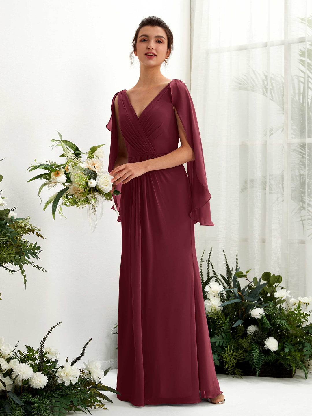 Carlyna Etui V-Ausschnitt Umhang-Ärmel Chiffon Brautjungfernkleid Burgunderrot 