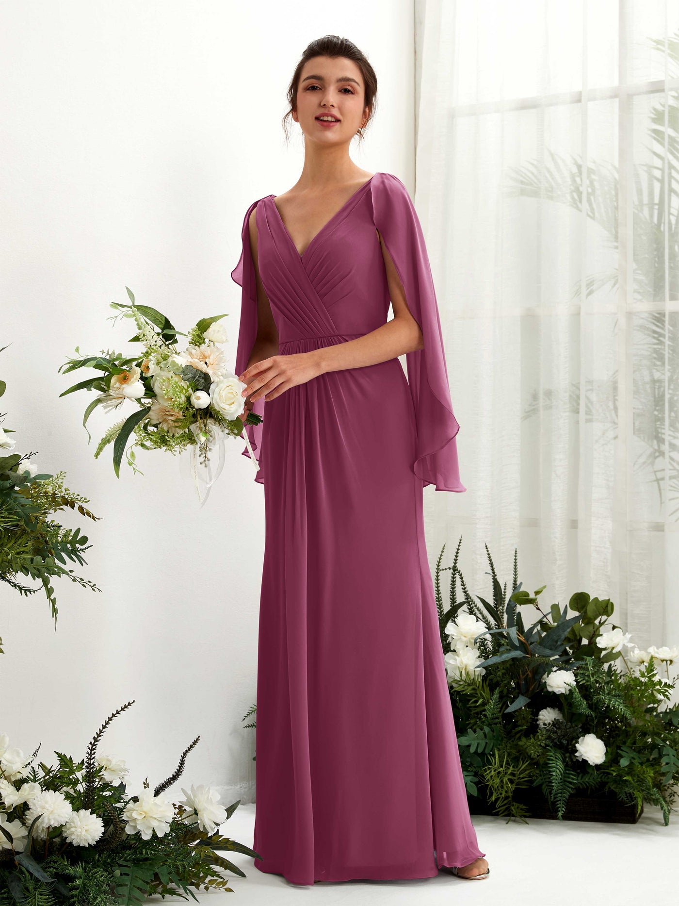 Carlyna Etui V-Ausschnitt Umhang-Ärmel Chiffon Brautjungfernkleid Chianti #farbe_chianti