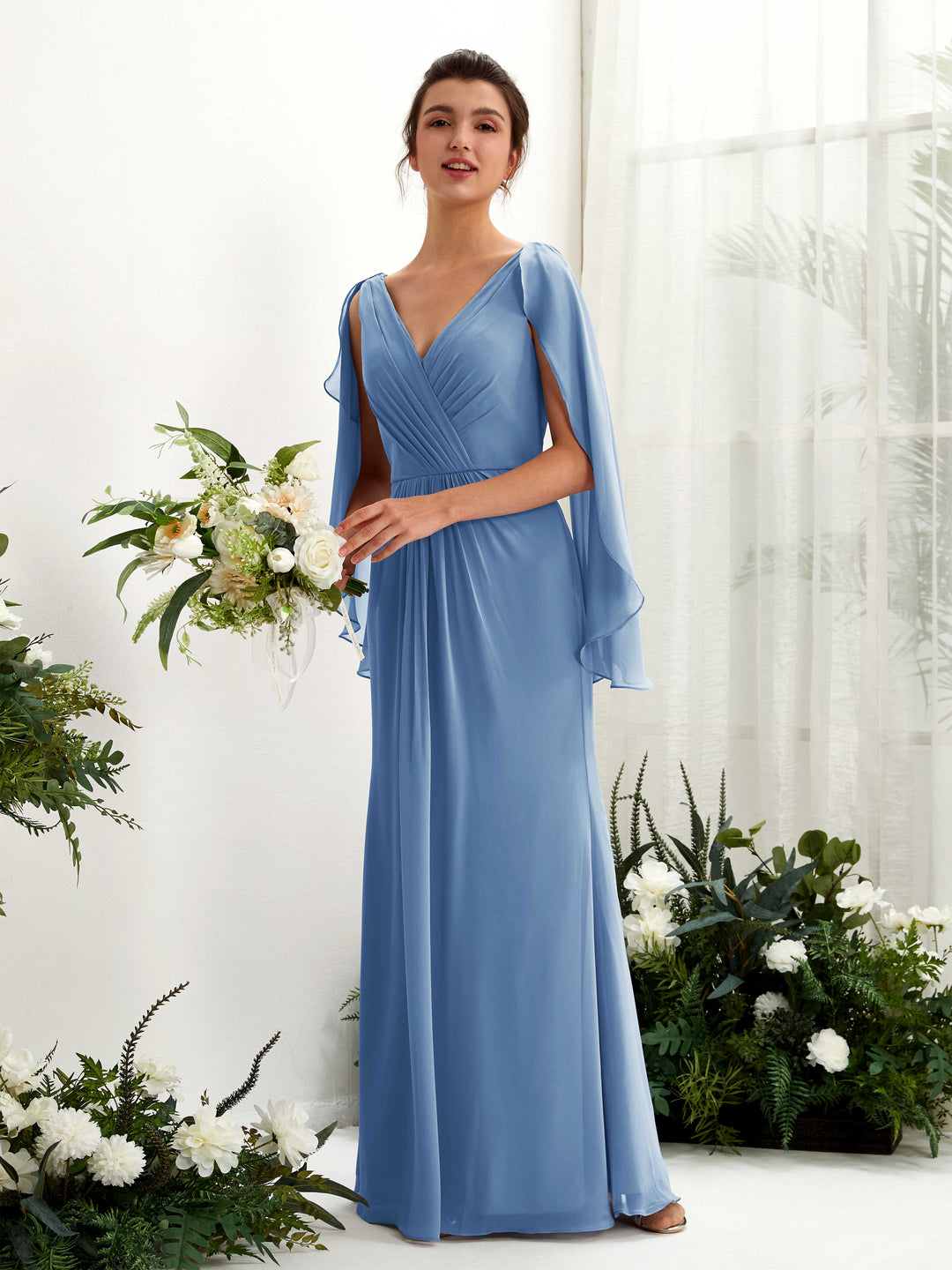 Carlyna Etui V-Ausschnitt Umhang-Ärmel Chiffon Brautjungfernkleid Staubiges Blau 