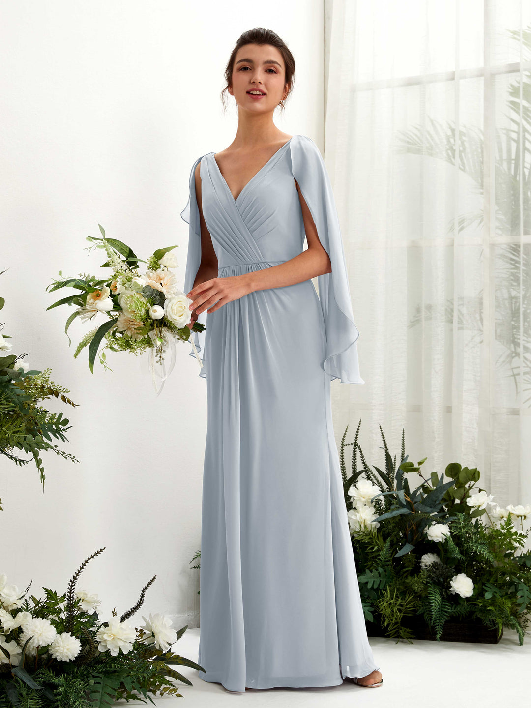 Carlyna Etui V-Ausschnitt Umhang-Ärmel Chiffon Brautjungfernkleid Staubiges Blau-Upgrade 