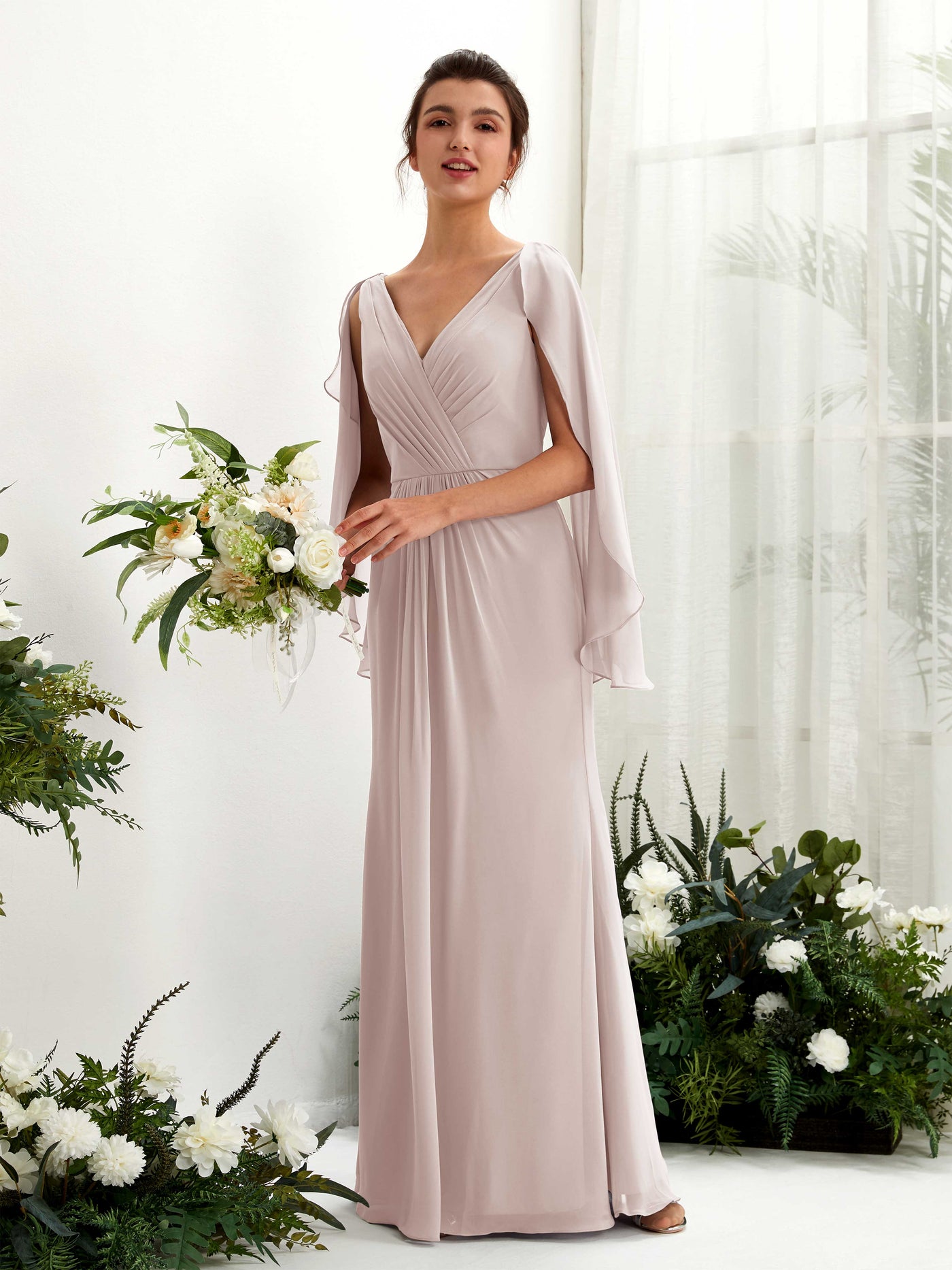 Carlyna Etui V-Ausschnitt Umhang-Ärmel Chiffon Brautjungfernkleid Taupe #farbe_taupe