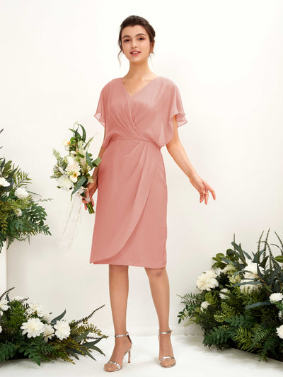 Carlyna Etui V-Ausschnitt Umhang-Ärmel knielang Chiffon Brautjungfernkleider Champagner-Rose #farbe_champagner-rose