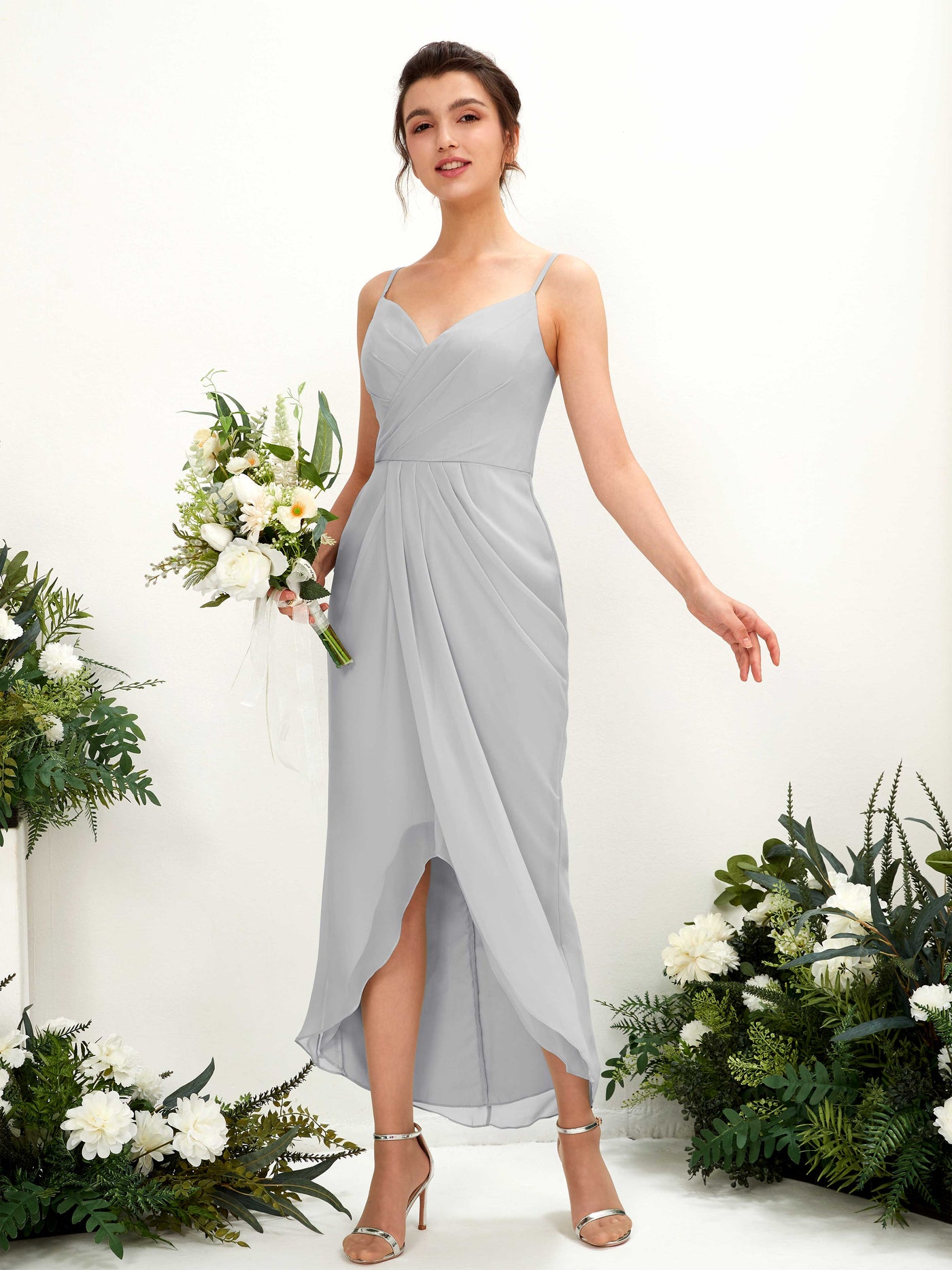 Carlyna Etui Wadenlanges V-Ausschnitt gerafftes Brautjungfernkleid Silber #farbe_silber