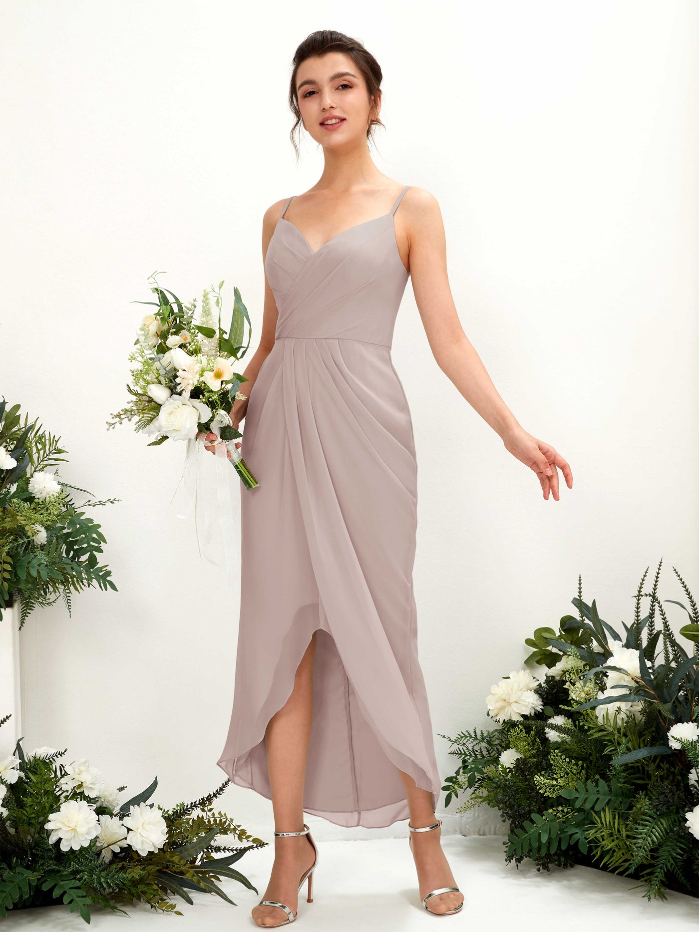 Carlyna Etui Wadenlanges V-Ausschnitt gerafftes Brautjungfernkleid Taupe #farbe_taupe
