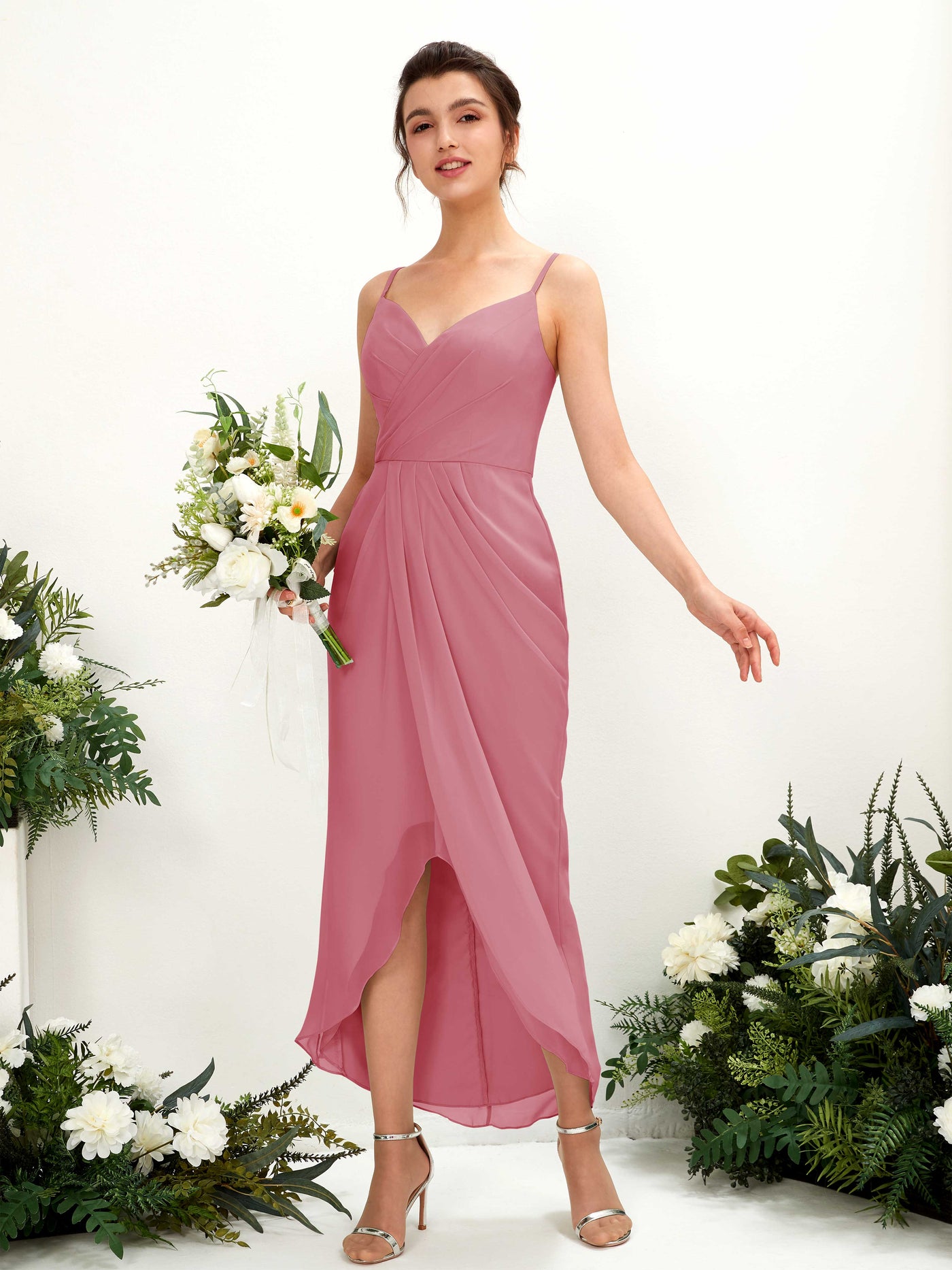 Carlyna Etui Wadenlanges V-Ausschnitt gerafftes Brautjungfernkleid Wüstenrose #farbe_w-stenrose
