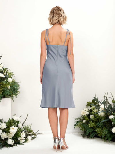 Carlyna Etui Wasserfall knielang Brautjungfernkleid Staubiges Blau #farbe_staubiges-blau