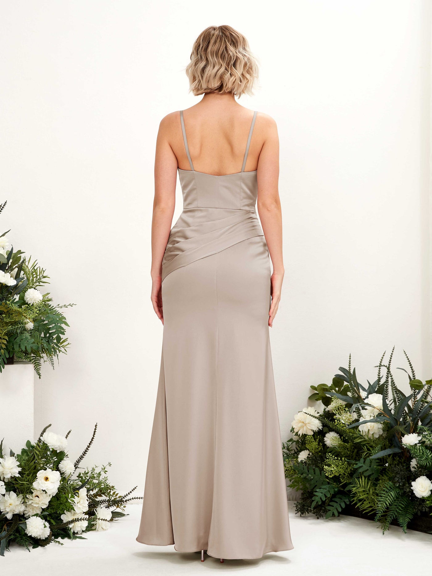 Carlyna Meerjungfrau Linie Brautjungfernkleider V-Ausschnitt Satin Bodenlang Taupe #farbe_taupe