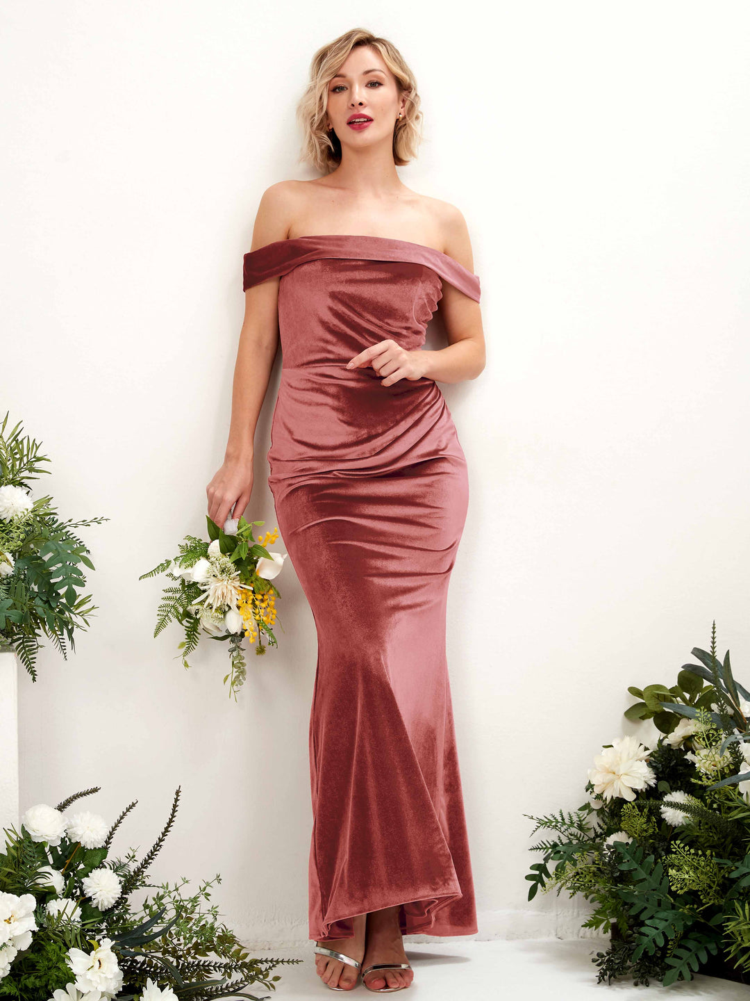Carlyna Meerjungfrau-Linie Carmen Ausschnitt Bodenlang Samt Brautjungfernkleid Staubige Rose 