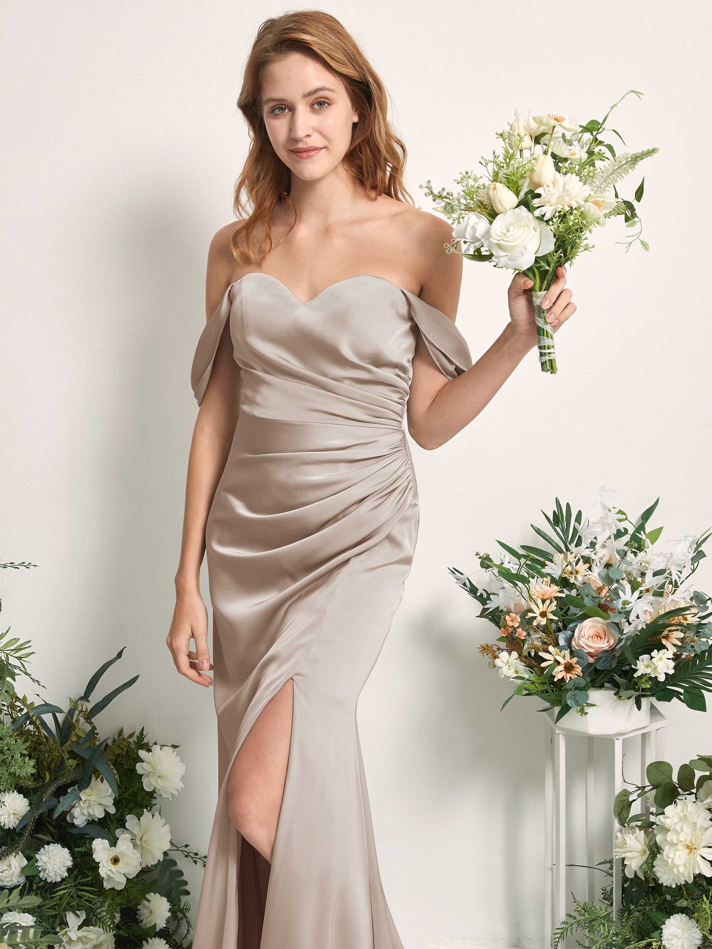 Carlyna Meerjungfrau-Linie Carmen-Ausschnitt gerafft Bodenlang Brautjungfernkleid Taupe #farbe_taupe