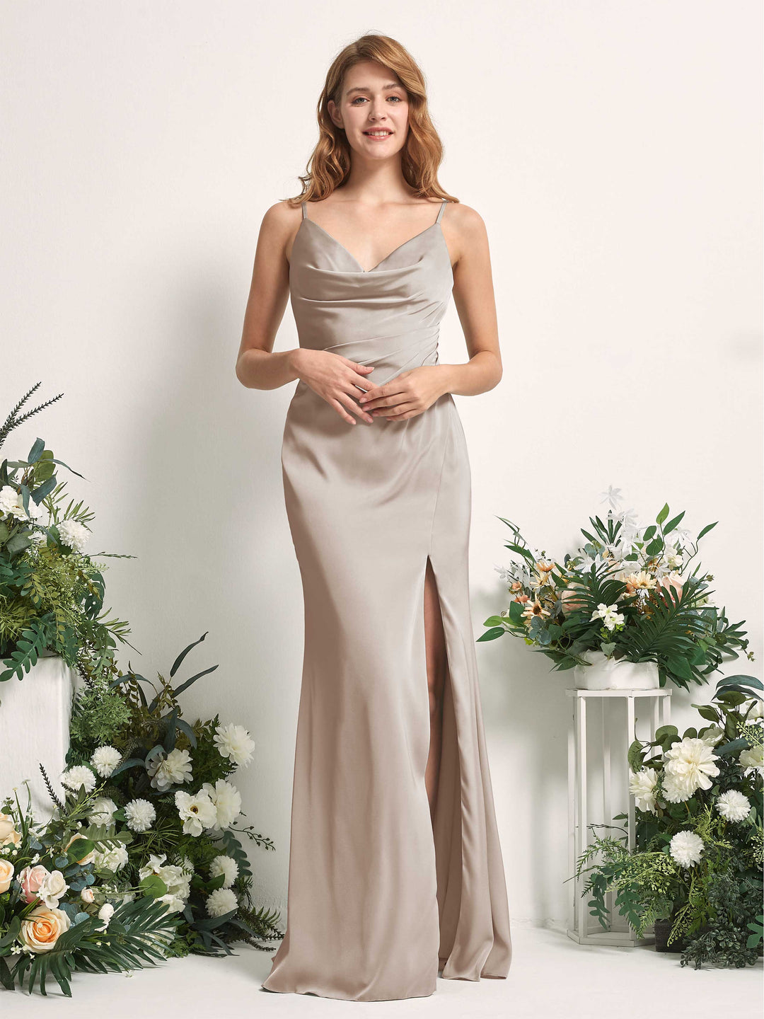 Carlyna Meerjungfrau-Linie V-Ausschnitt Bodenlang Satin Kleid für Brautjungfern Taupe 