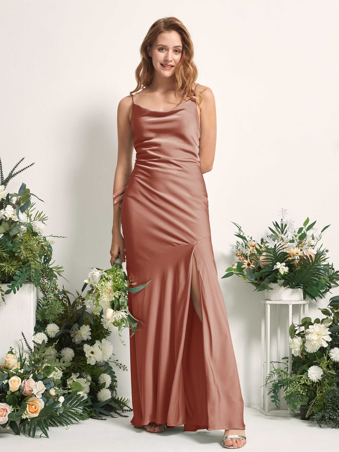 Carlyna Meerjungfrau-Linie wasserfall Bodenlang Beinschlitz Satin Brautjungfernkleider Natur-Siena 