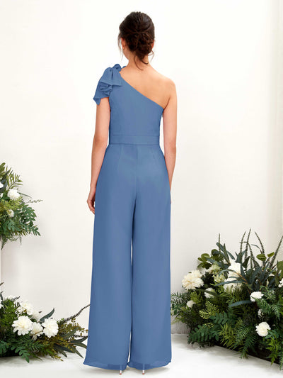 Carlyna Overall One-Shoulder Bodenlang Brautjungfernkleid Staubiges Blau #farbe_staubiges-blau